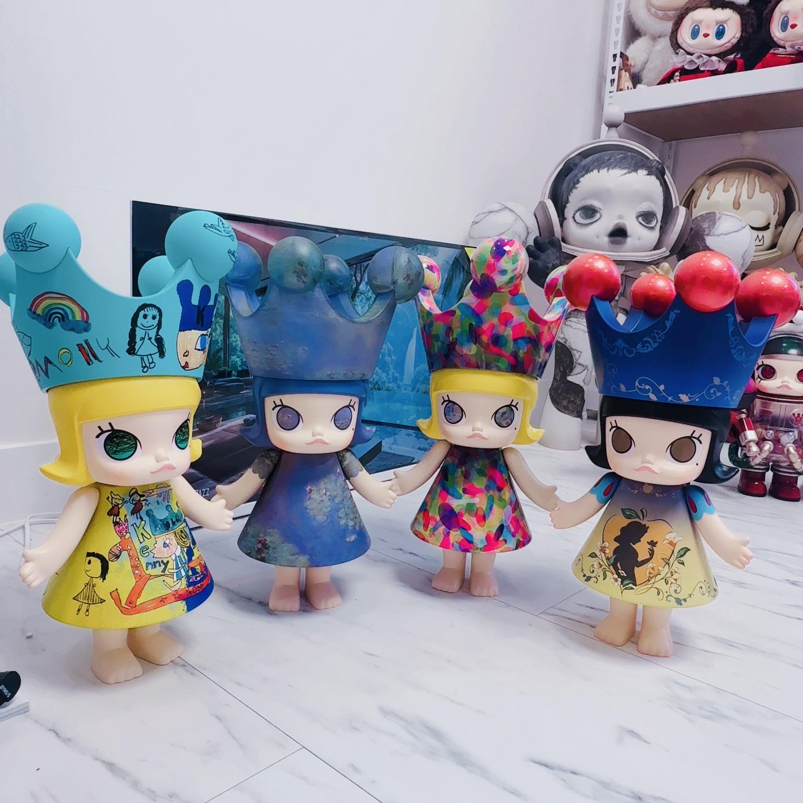Pop Mart Mega Royal Molly Snow White 400%, Pop Mart Mega Royal Molly Childishness 400% 착용 스타일