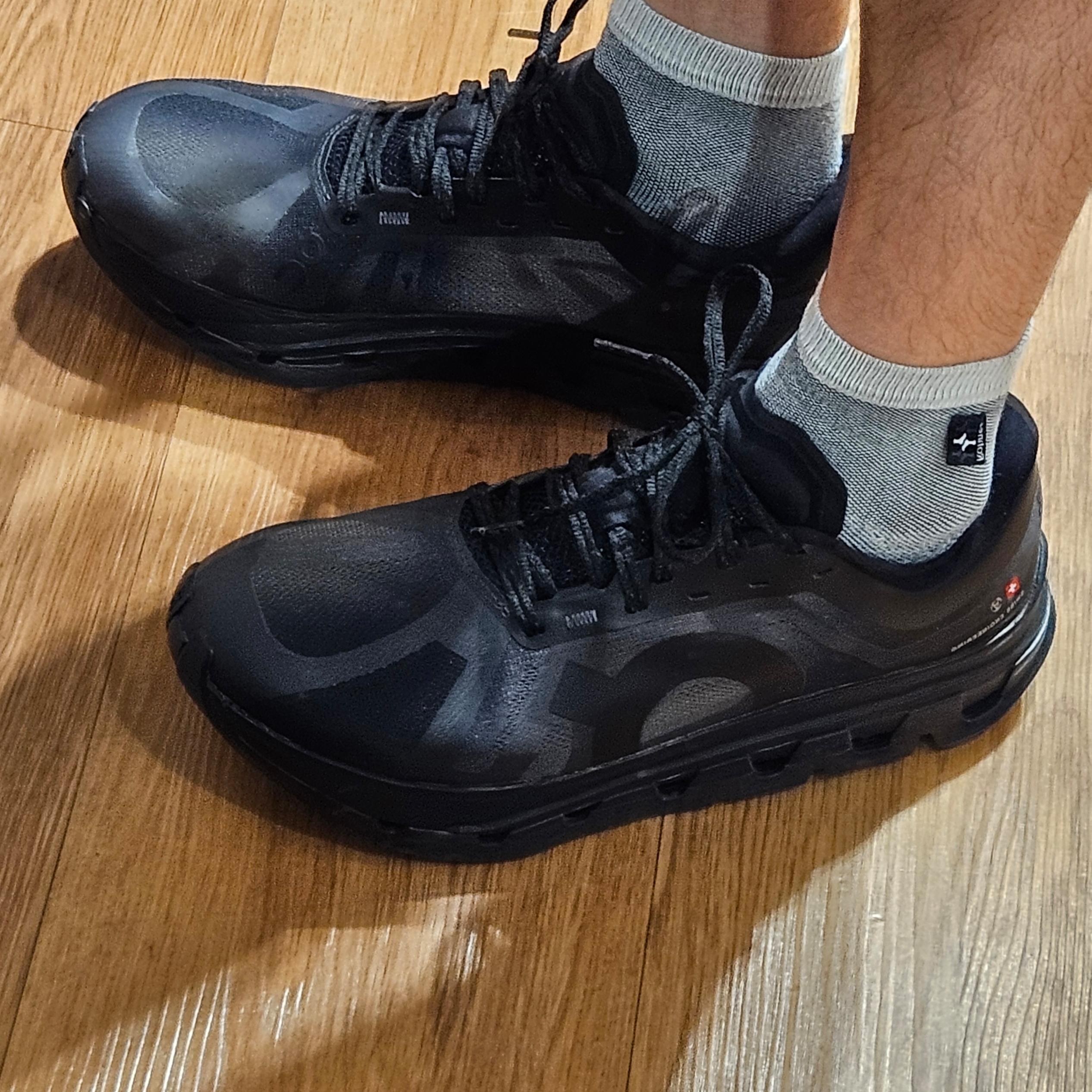 On Running x Slam Jam Cloudflow 5 Gull Black 착용 스타일 - 2