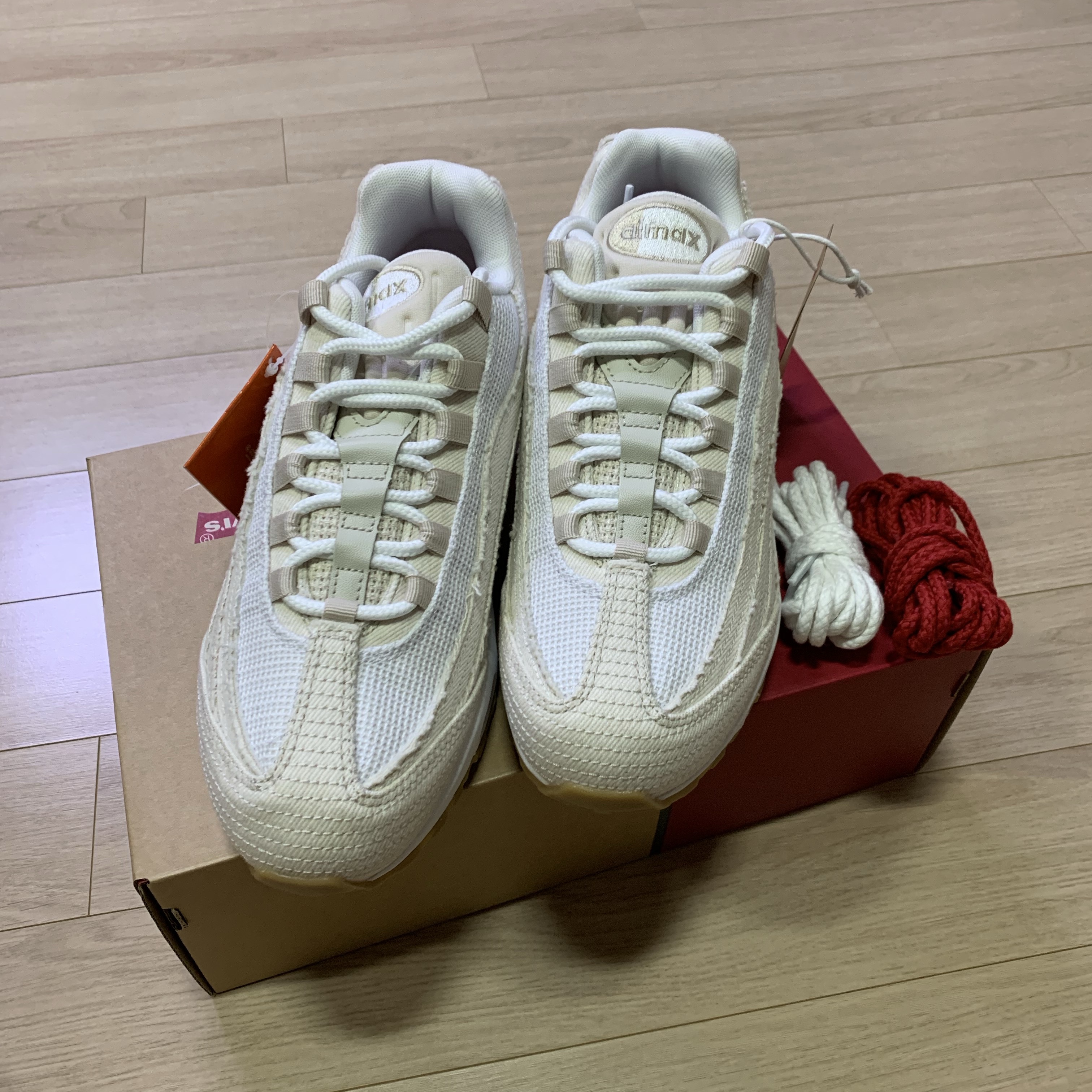 Nike x Levi's Air Max 95 White and Ecru 착용 스타일 - 2