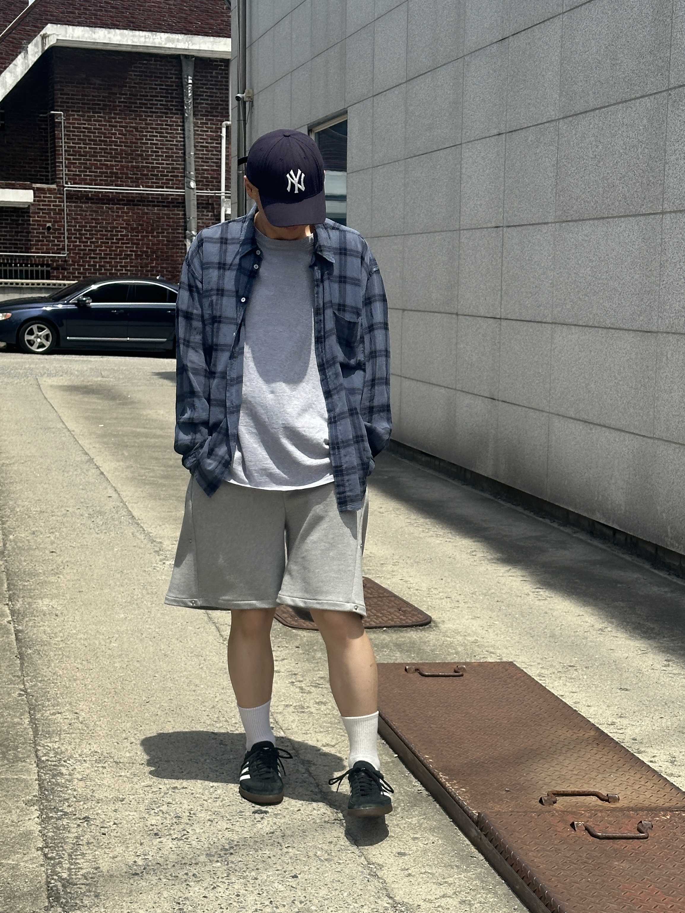 Adidas Spezial Handball Core Black, Hatchingroom Classic Shirt Over Dyed Check Dark Navy 착용 스타일 - 1