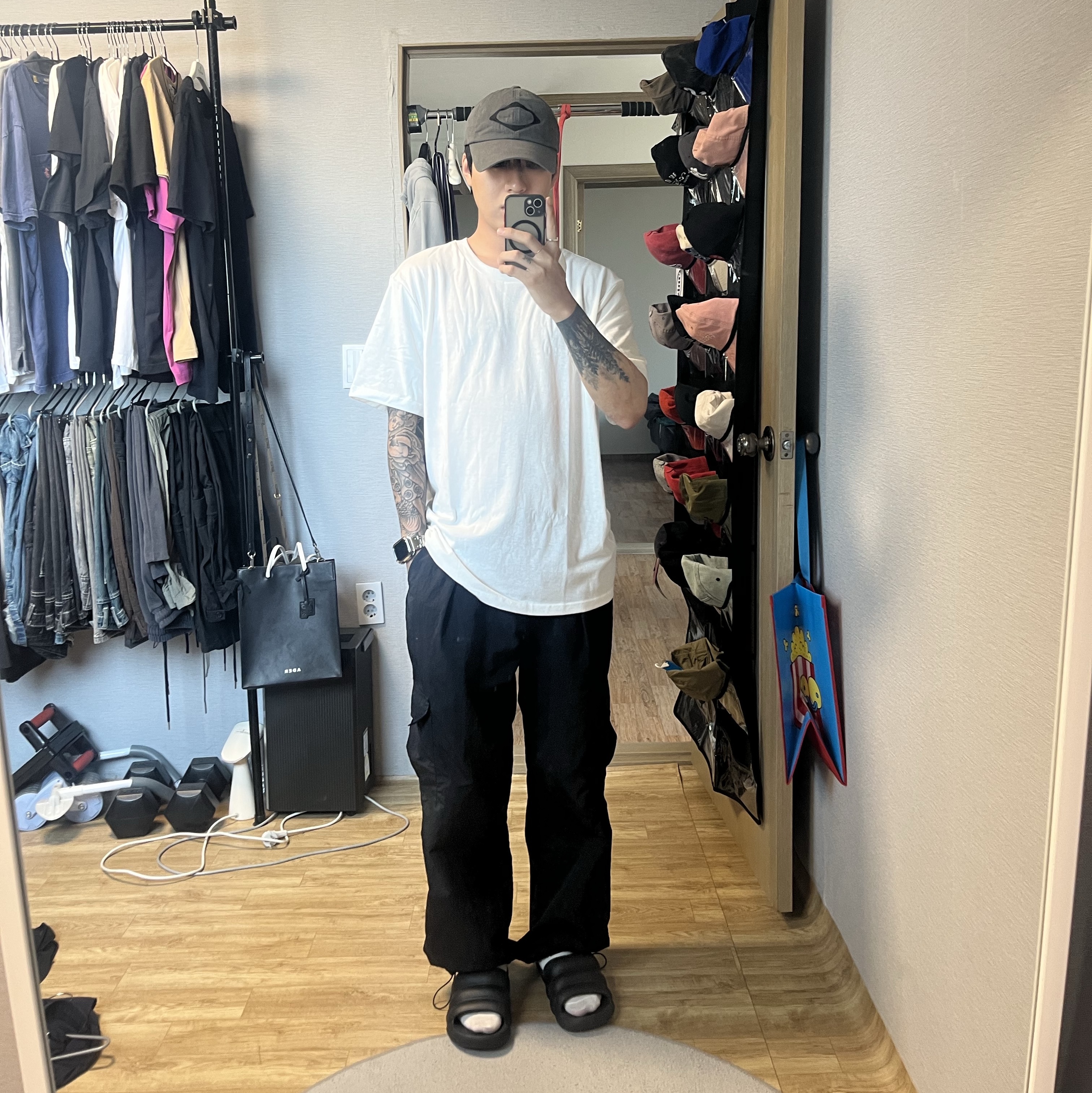 Human Made T-Shirts White (3 Pack), Mischief House Ball Cap Charcoal 착용 스타일 - 1
