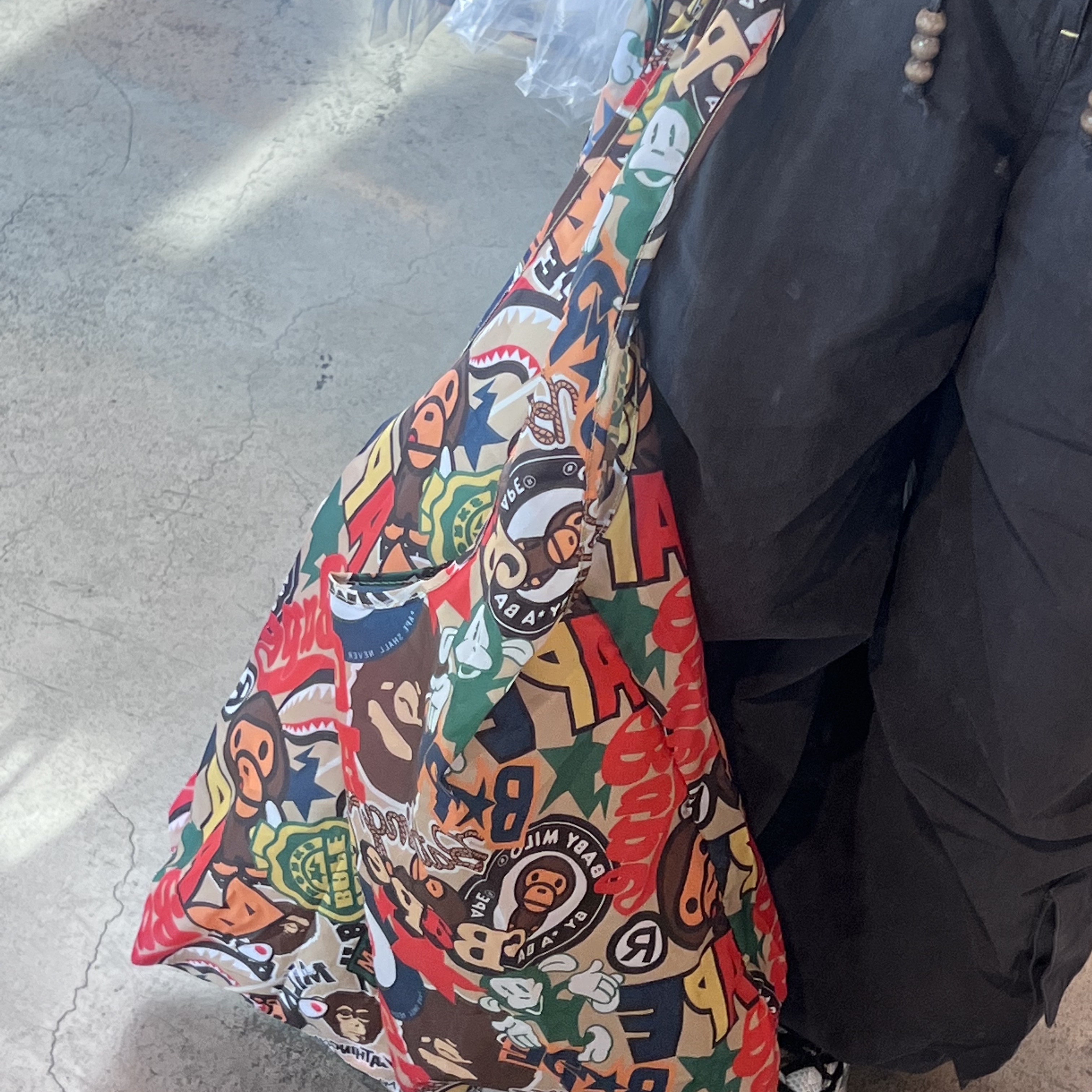 BAPE ABC Camo College T-Shirt Black Blue, BAPE Baby Milo Plush Doll Eco Bag Brown (Set of 2) 착용 스타일 - 2