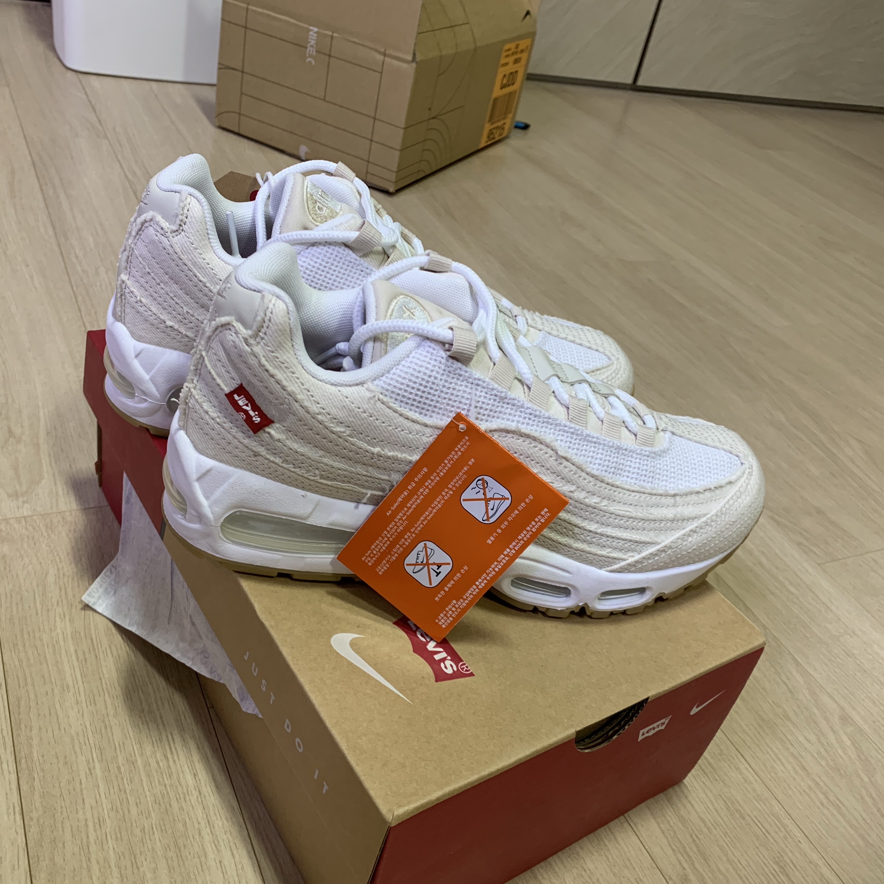 Nike x Levi's Air Max 95 White and Ecru 착용 스타일 - 3