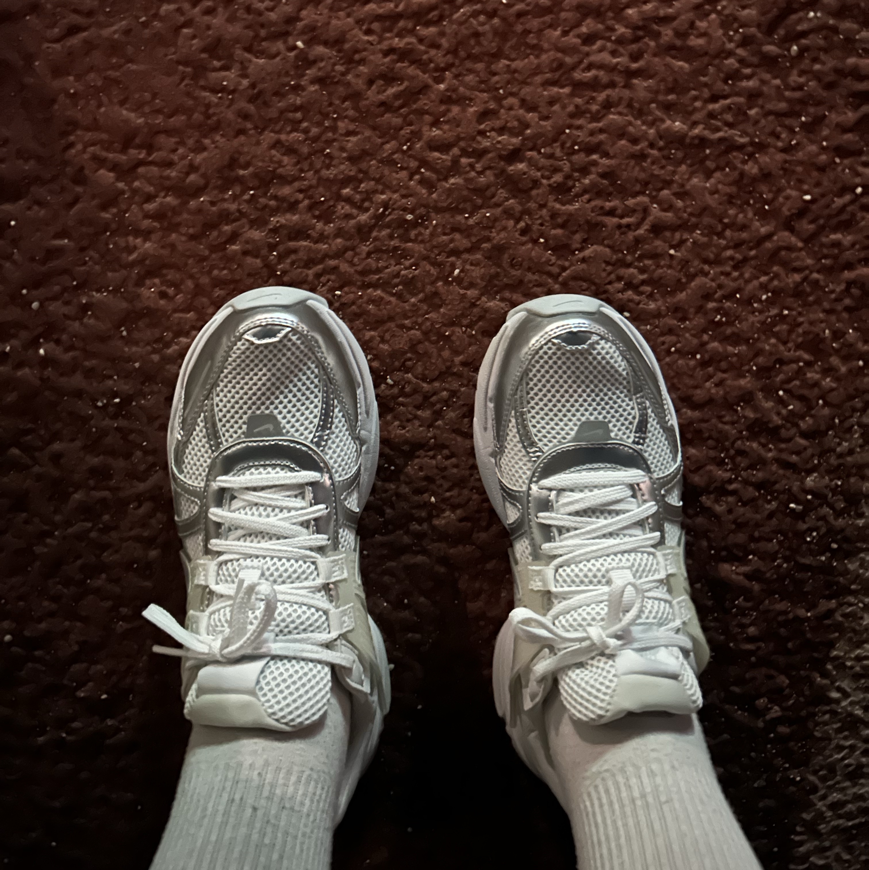 Nike V2K Run Metallic Silver White 착용 스타일