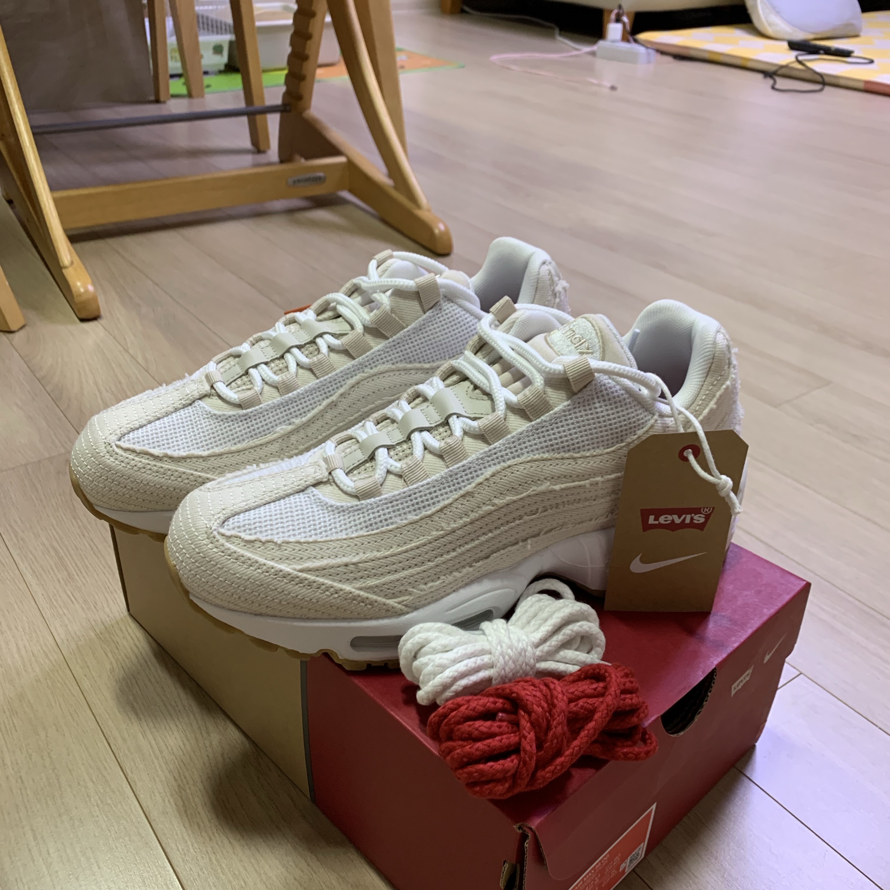 Nike x Levi's Air Max 95 White and Ecru 착용 스타일 - 1