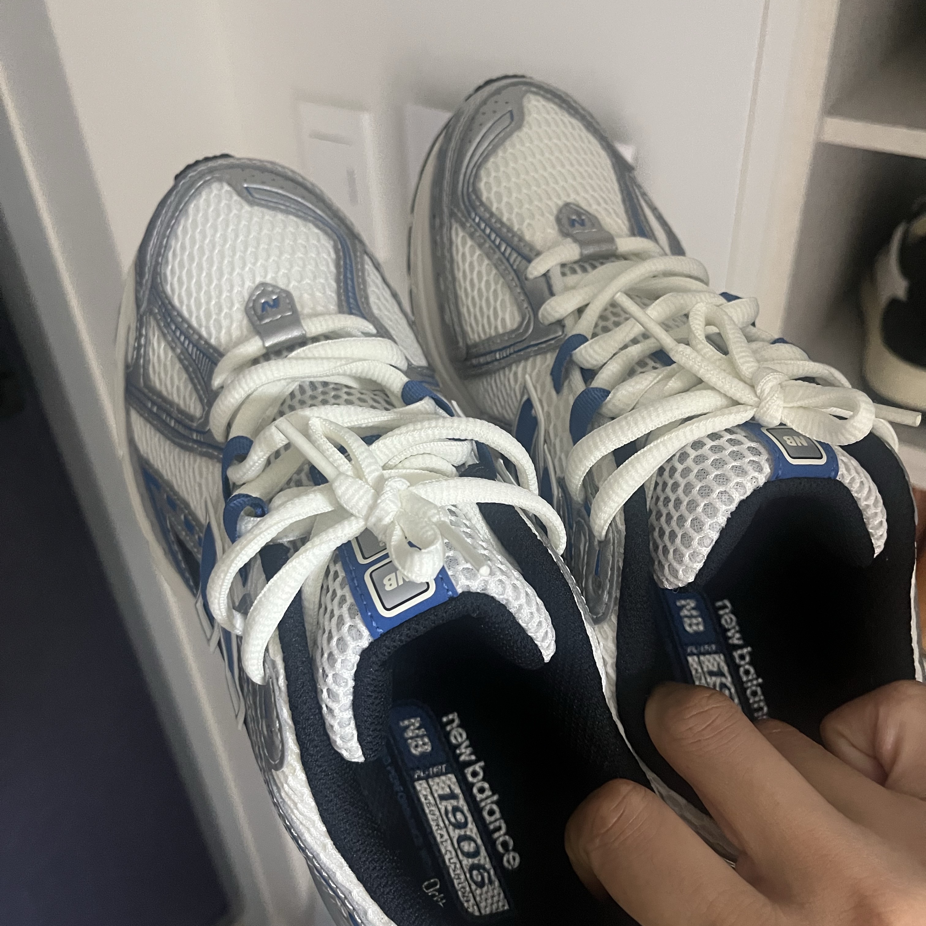 New Balance 1906R Silver Metallic Blue 착용 스타일