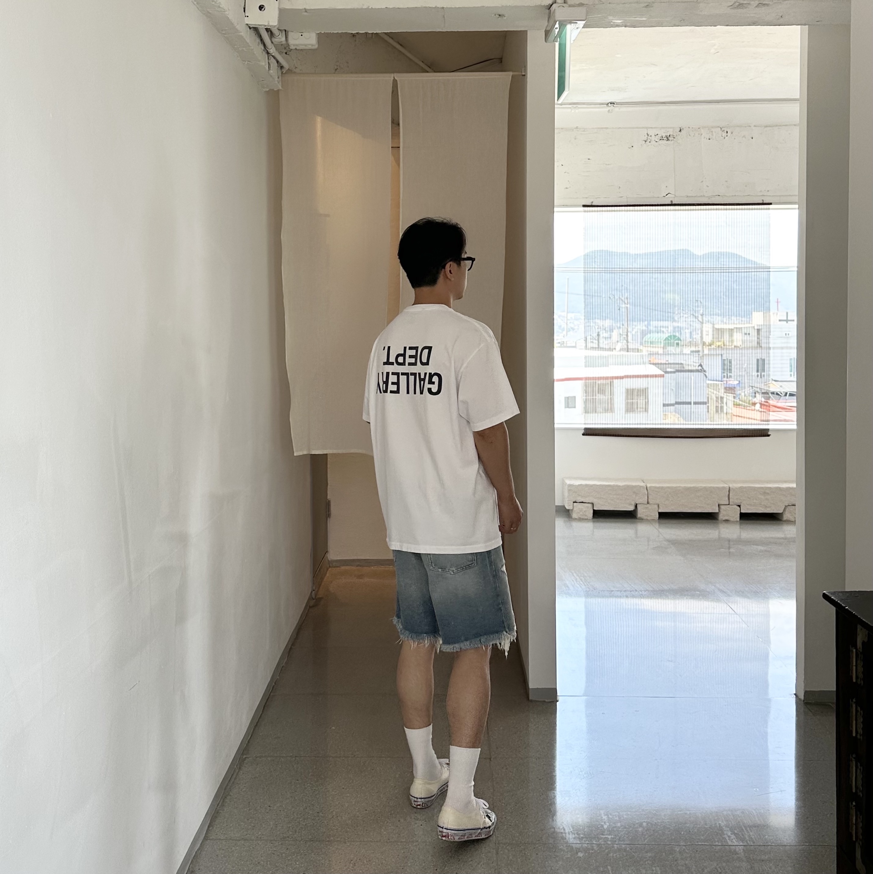 Gallery Dept. Fucked Up Logo T-Shirt White 착용 스타일 - 1