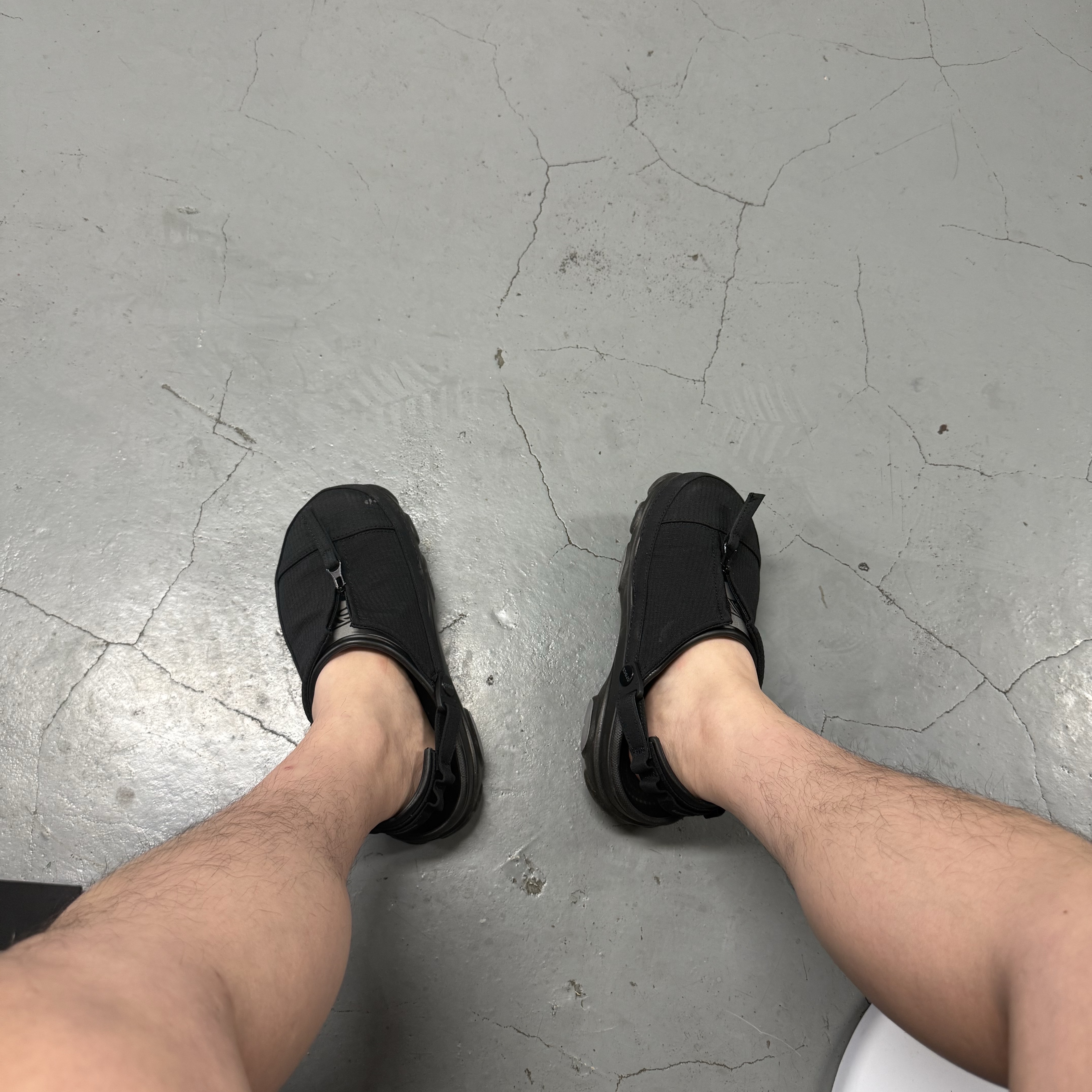 Crocs x Kasina All Terrain Clog Black 착용 스타일