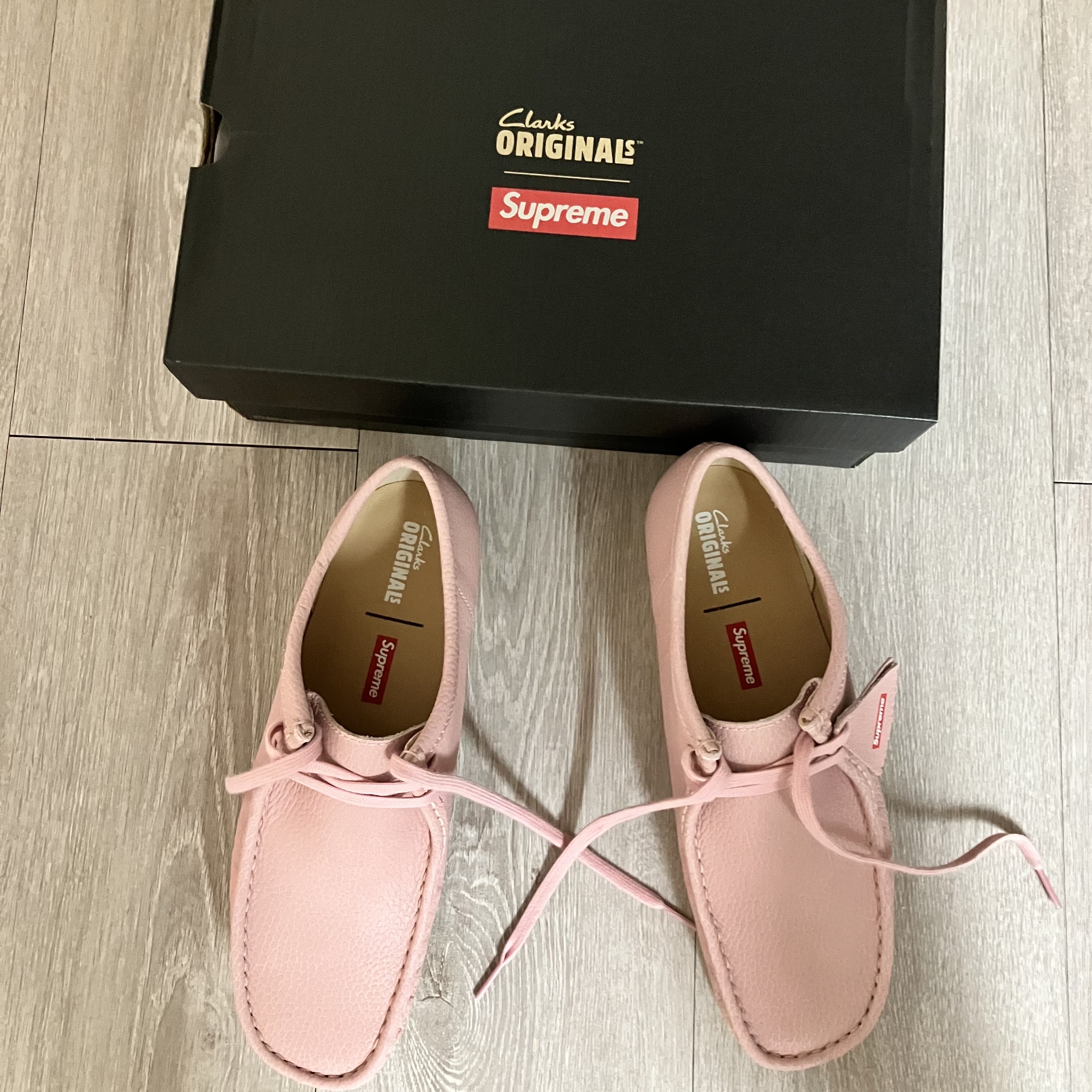 Clarks x Supreme Reflective Wallabee Pink - 25SS 착용 스타일 - 3