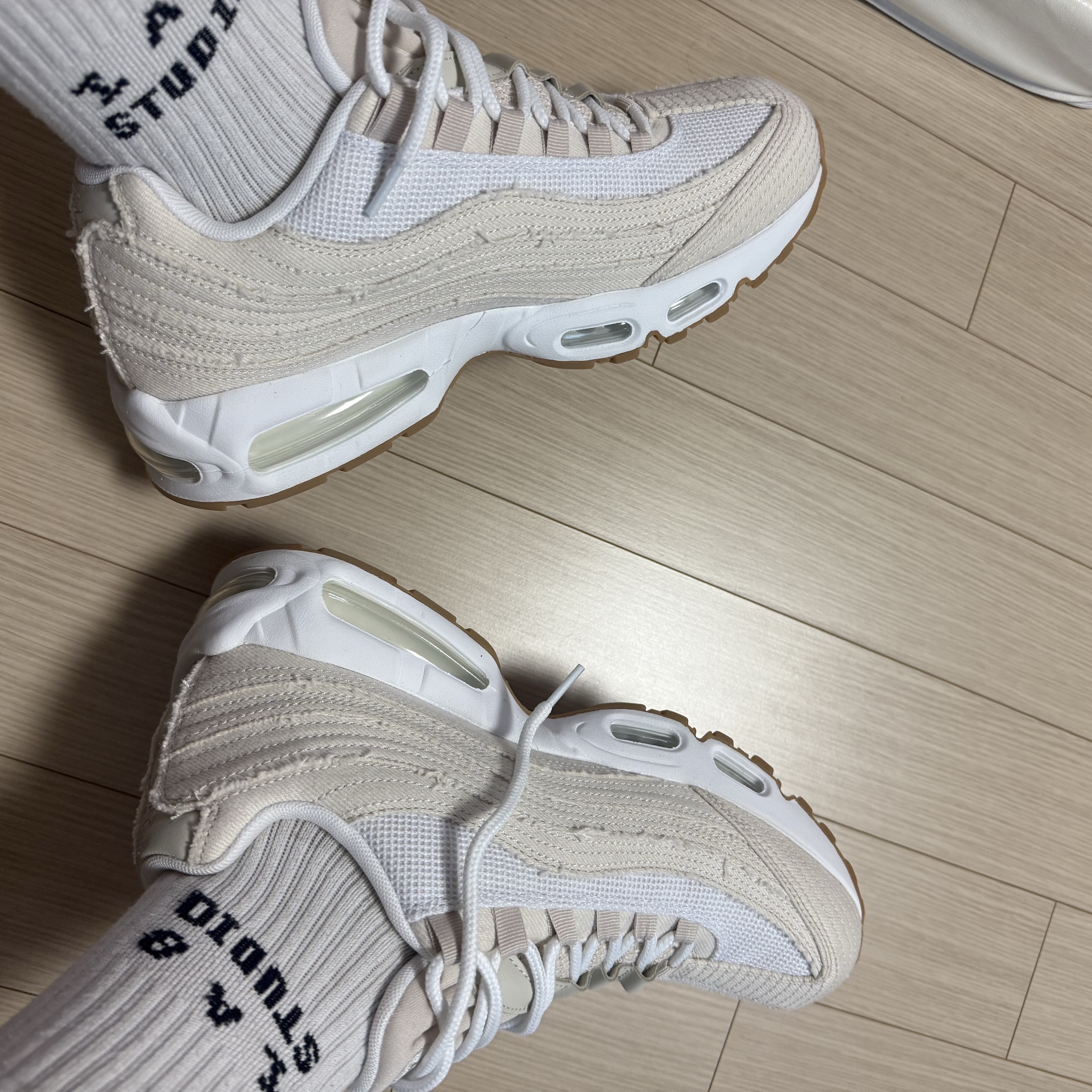 Nike x Levi's Air Max 95 White and Ecru, Jordan Brooklyn Oversized Graphic T-Shirt Off Noir Sail (IB3297-045) 착용 스타일 - 2