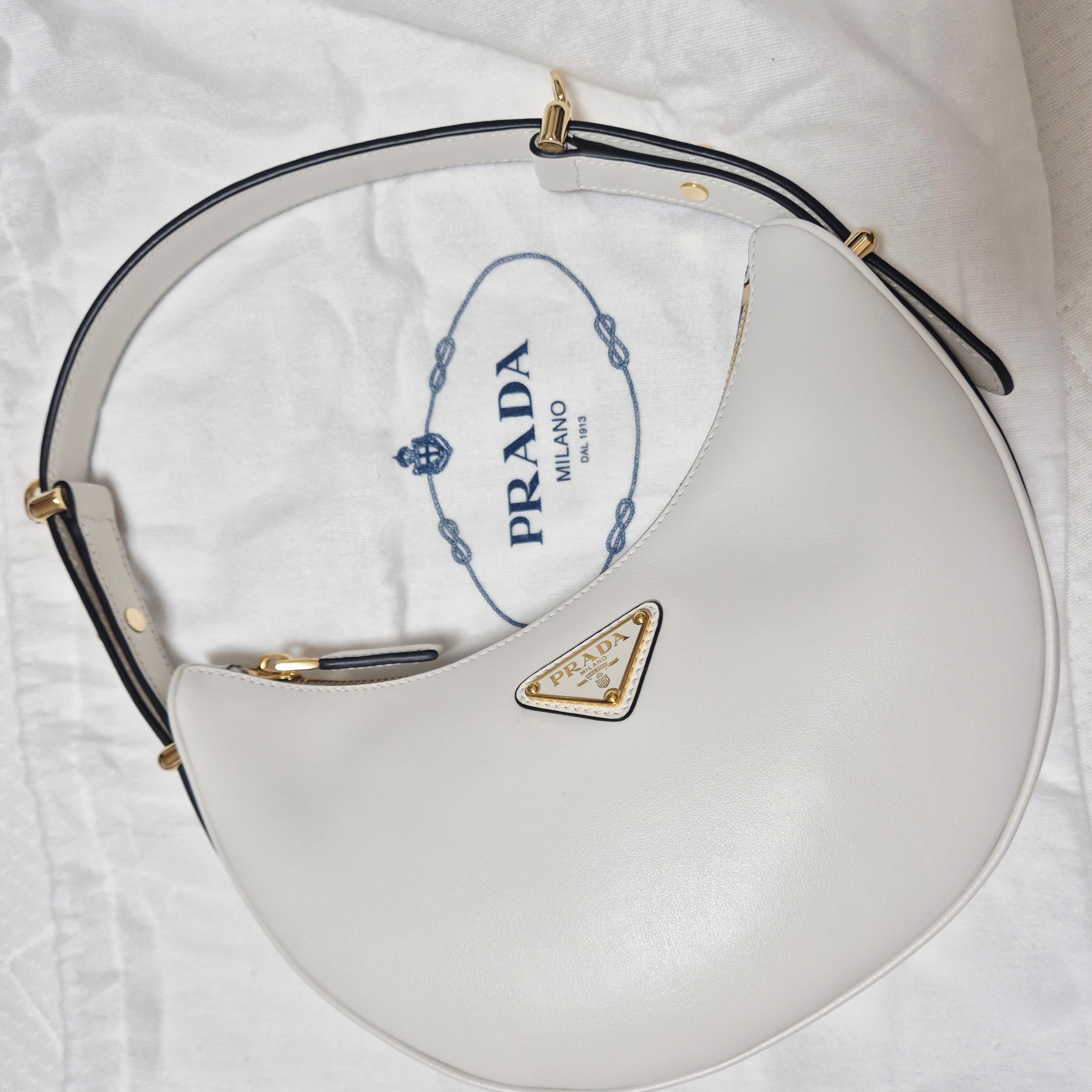 Prada Arque Leather Shoulder Bag White, Prada Arque Leather Mini Shoulder Bag White 착용 스타일
