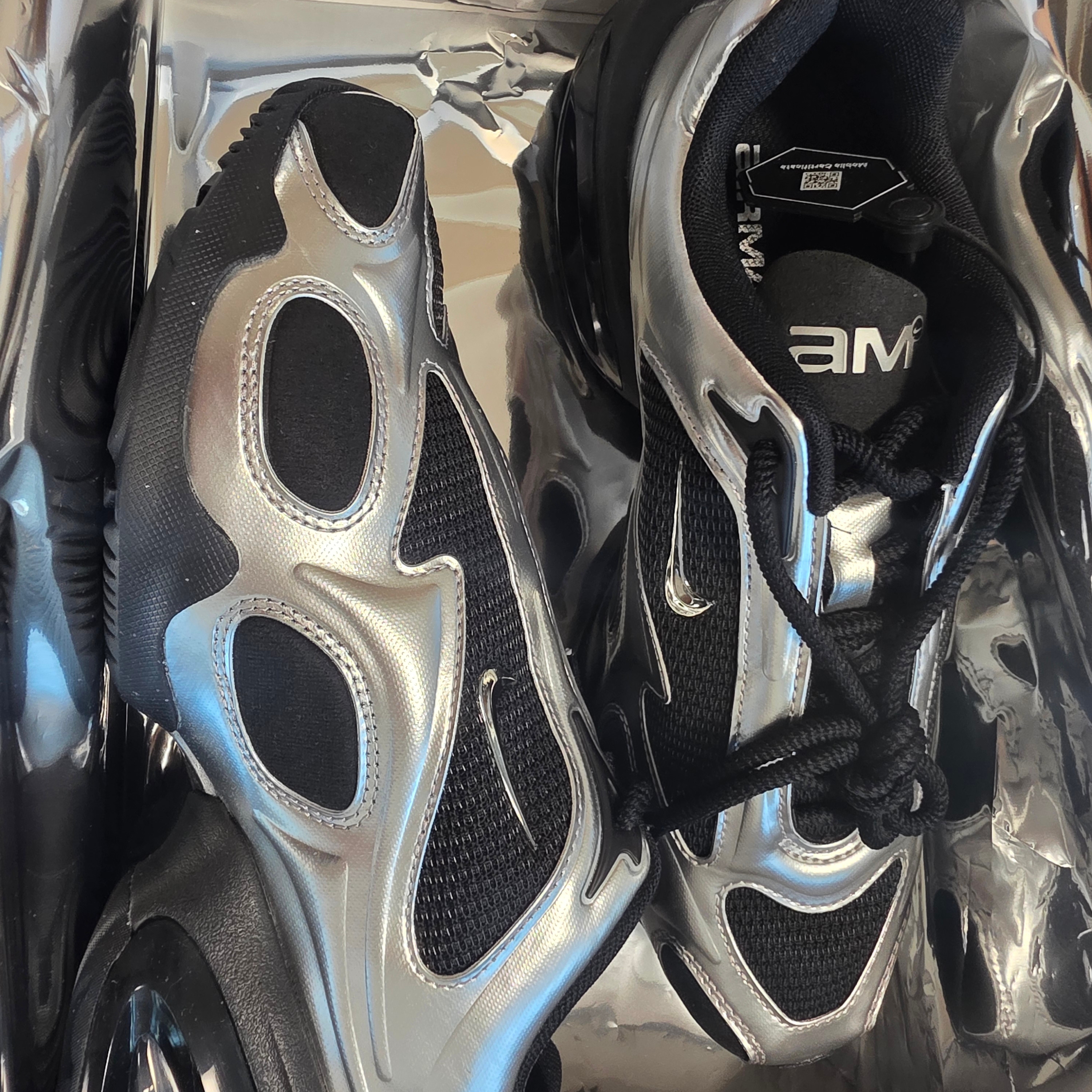 (W) Nike Air Max Muse Black and Metallic Silver 착용 스타일 - 2