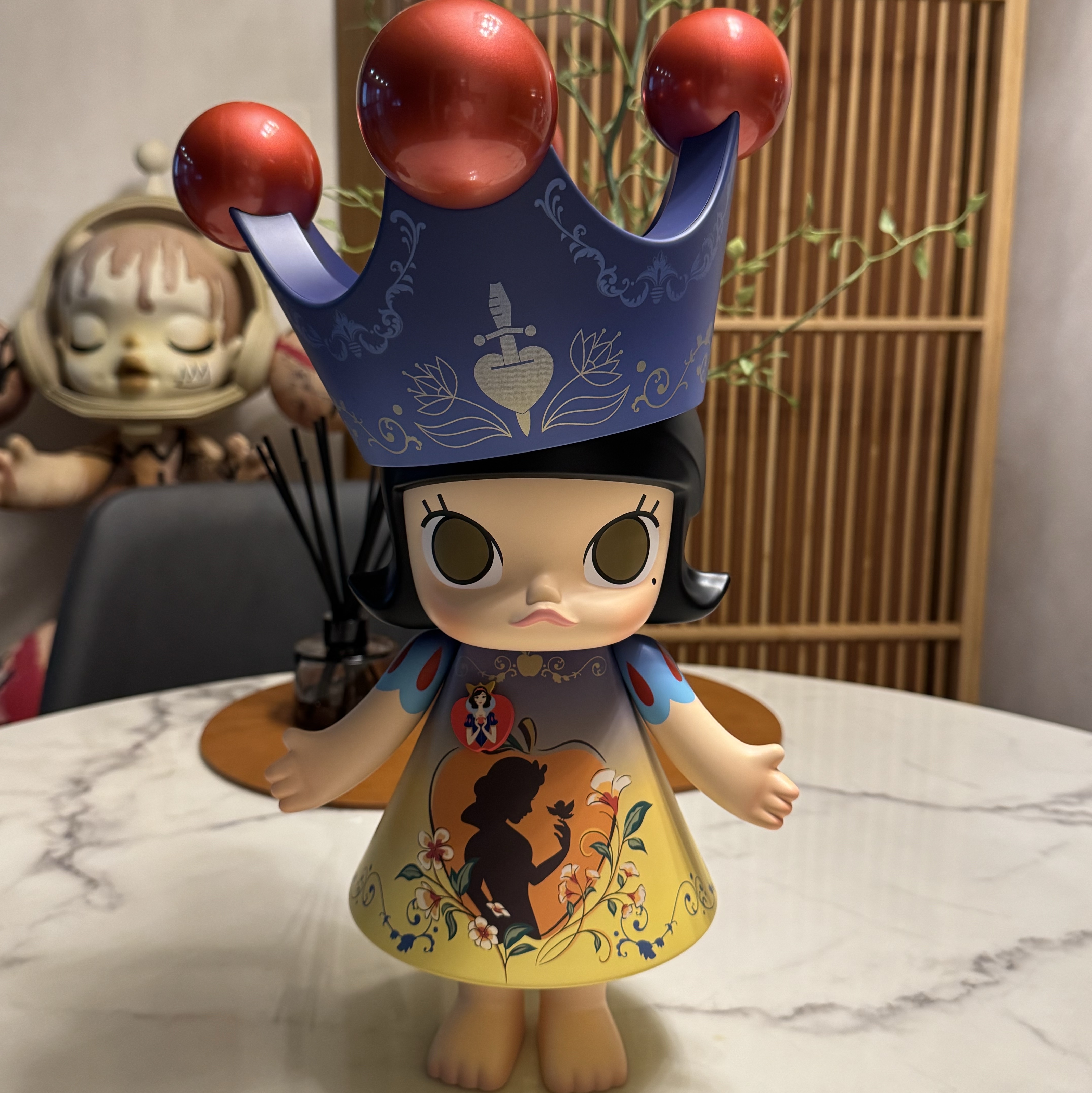Pop Mart Mega Royal Molly Snow White 400% 착용 스타일