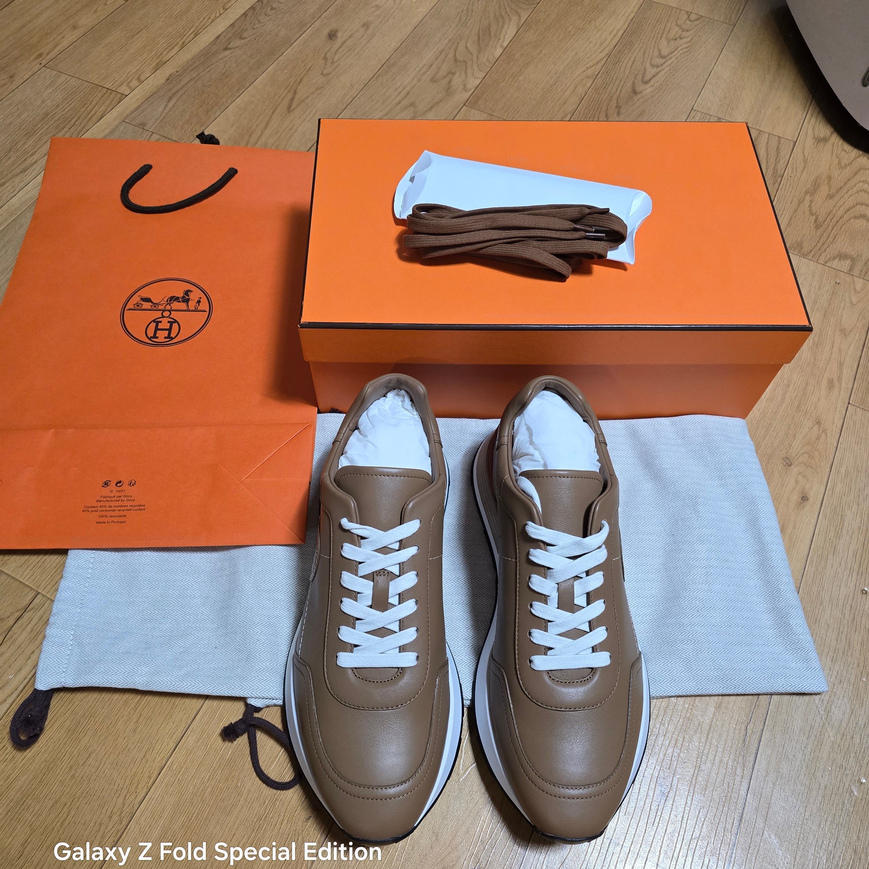 Hermes Drive Sneakers Calfskin & Naturel Safari 착용 스타일
