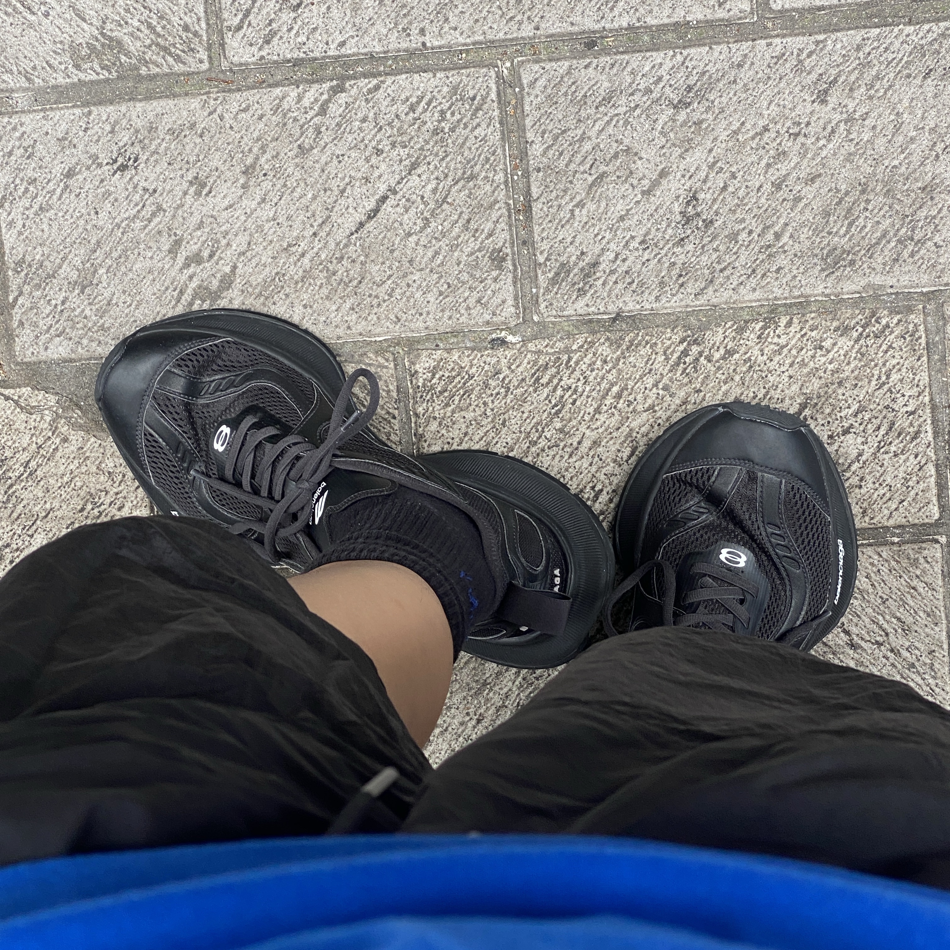 Balenciaga Circuit Sneaker Black 착용 스타일 - 1