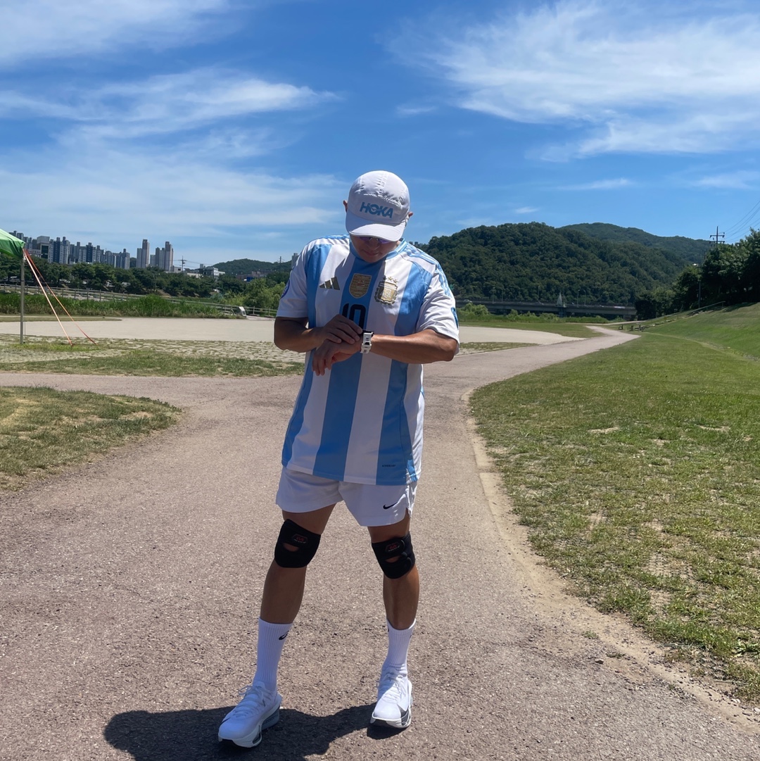 Nike Air Zoom Alphafly Next% 3 White Pure Platinum, Hoka Run Hat White 착용 스타일 - 2