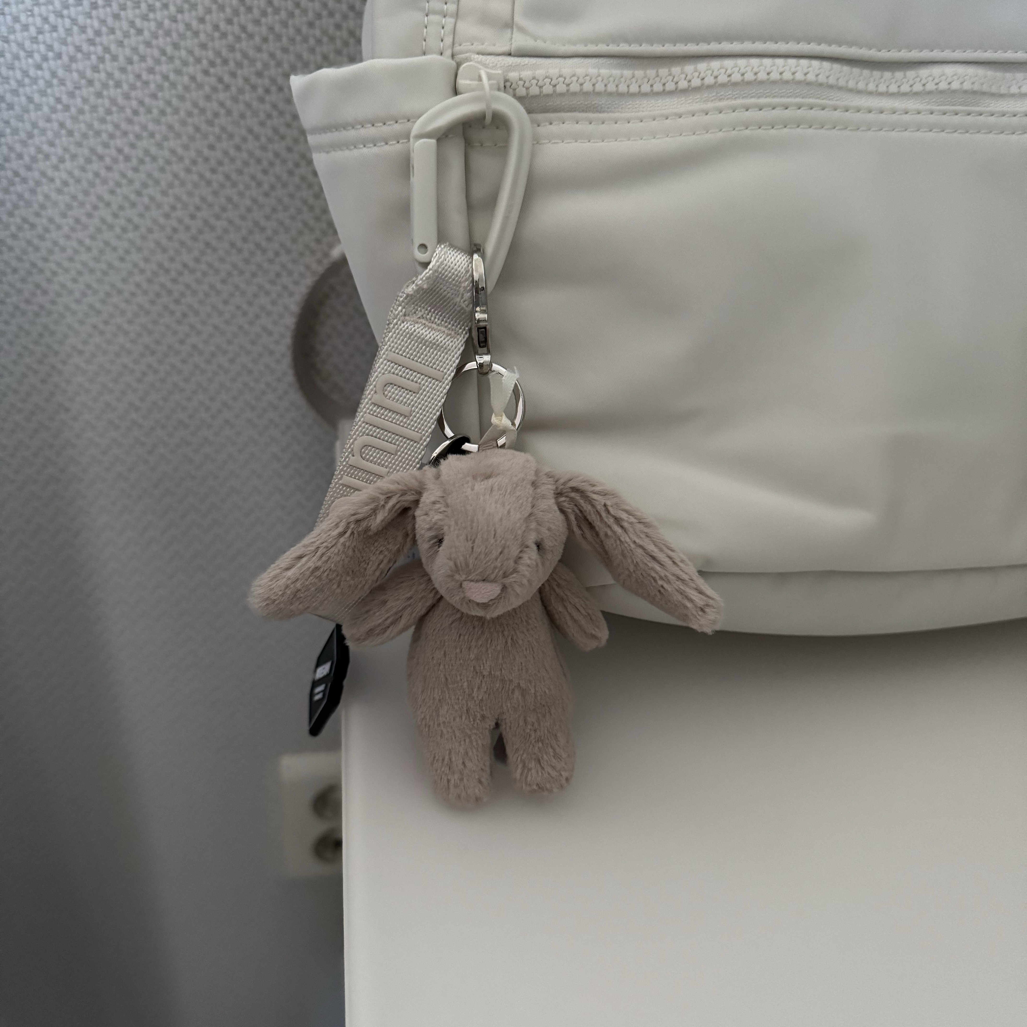 Jellycat Bashful Bunny Bag Charm Beige 착용 스타일