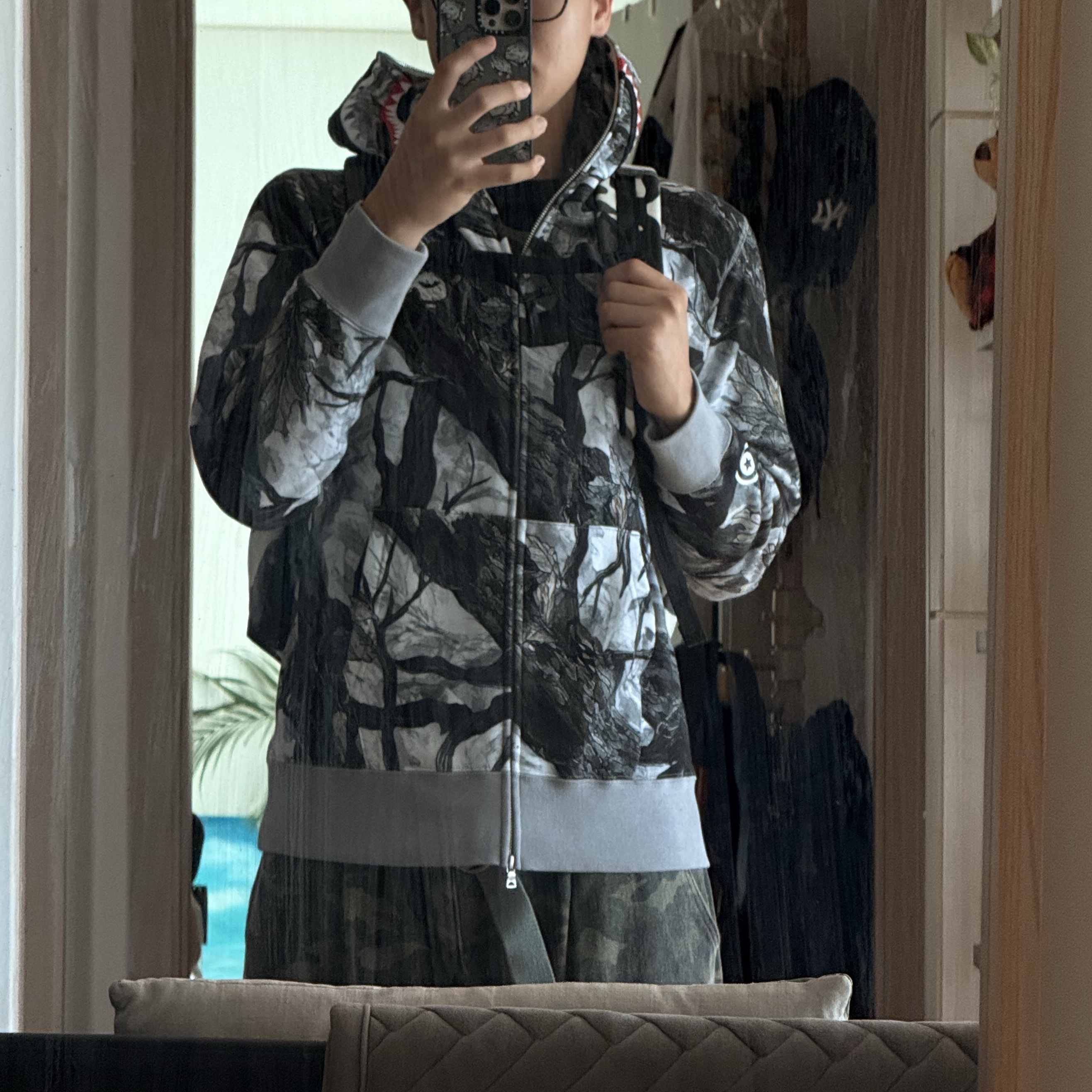 BAPE Tree Edge Camo Shark Full Zip Hoodie White 착용 스타일 - 1