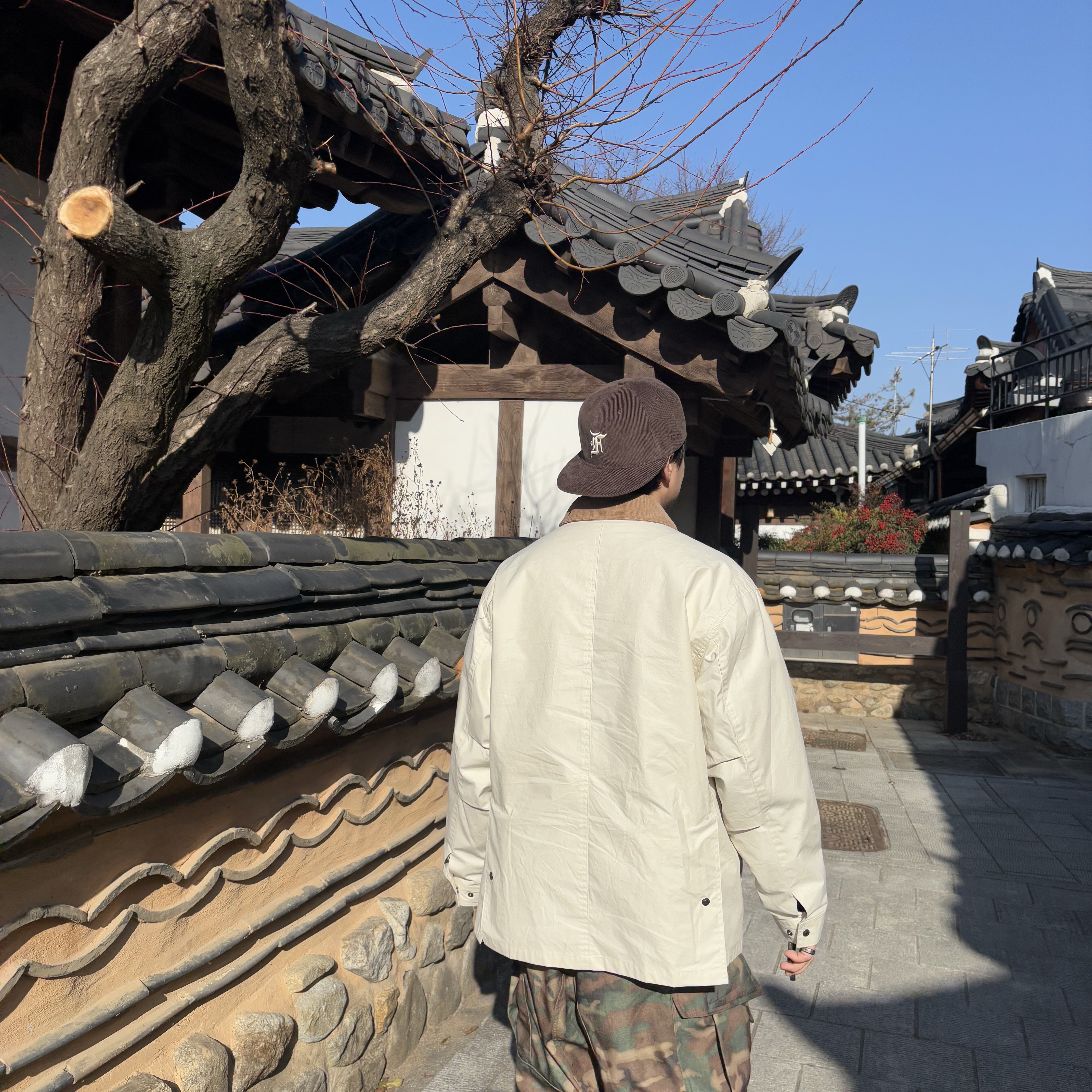 Farfromwhat Far Camo Cargo Pants Green, Kinchi x Yiyae Bone Mule Camel 착용 스타일 - 3