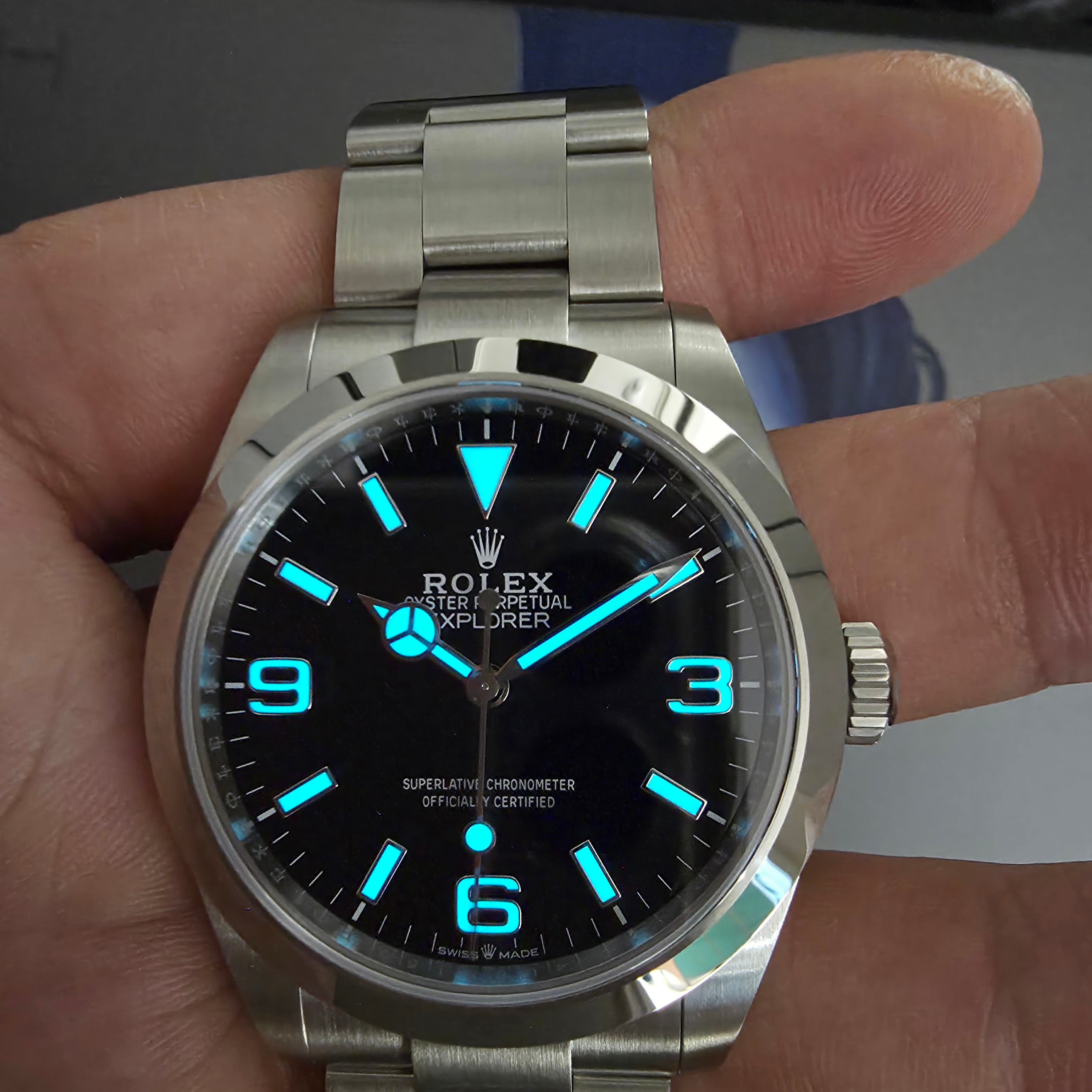 Rolex Explorer 40mm 224270 Black Oyster 착용 스타일 - 5