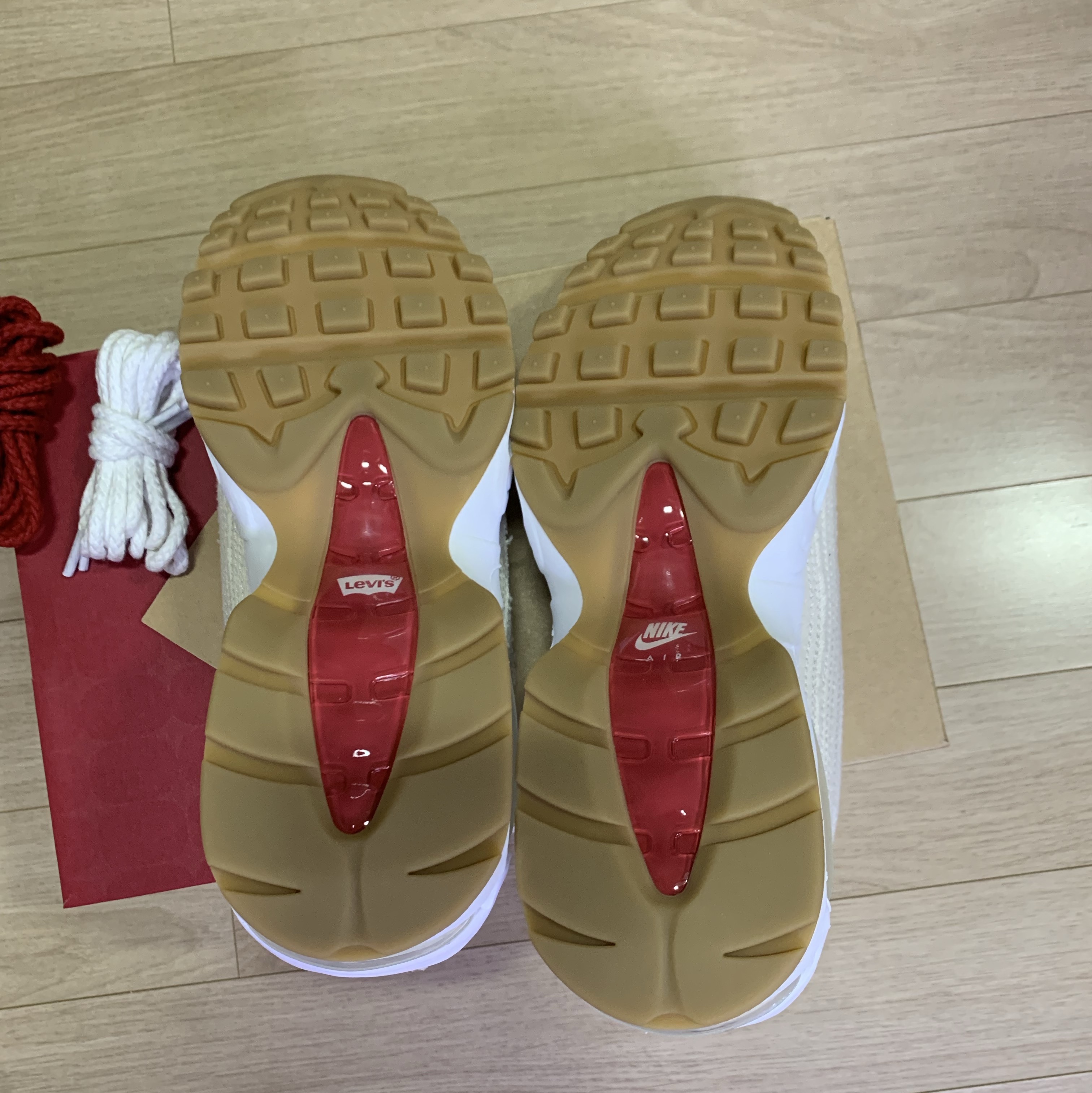 Nike x Levi's Air Max 95 White and Ecru 착용 스타일 - 5