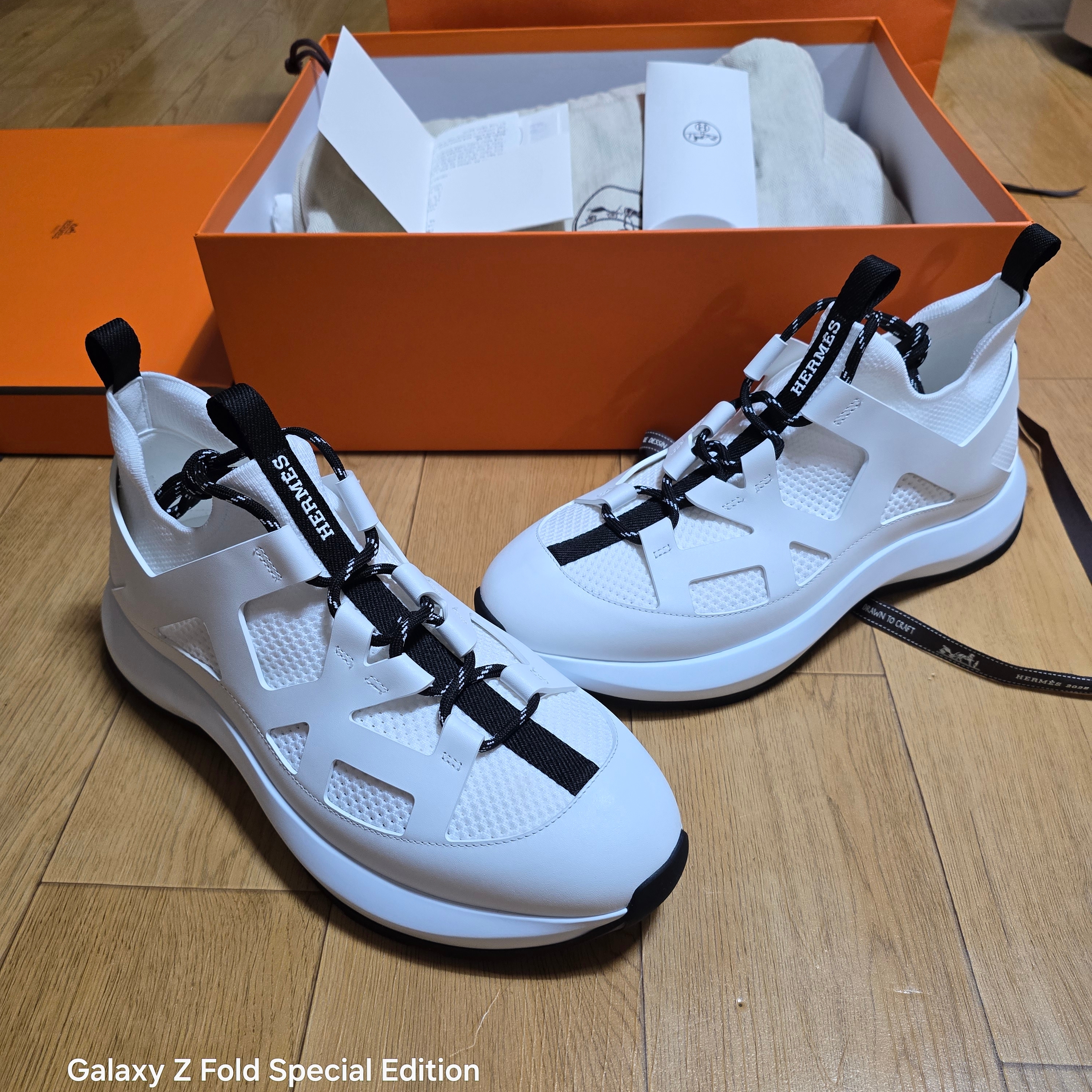 Hermes Katana Sneakers Knit Calfskin & Blanc 착용 스타일