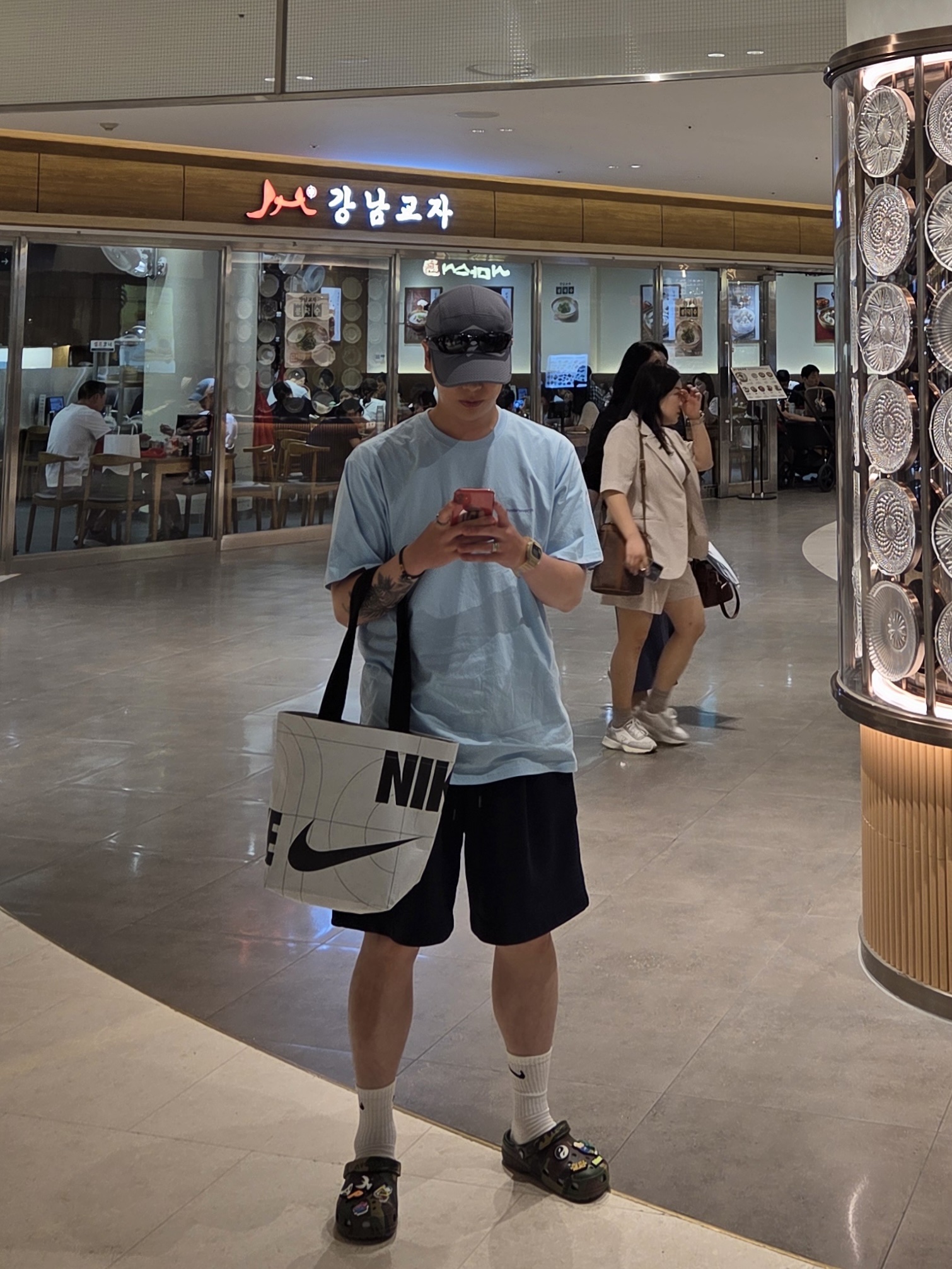 Crocs x Palace Classic Clog Woodland Camo, (W) Mischief FW Rhombus Running Cap Grey 착용 스타일 - 2