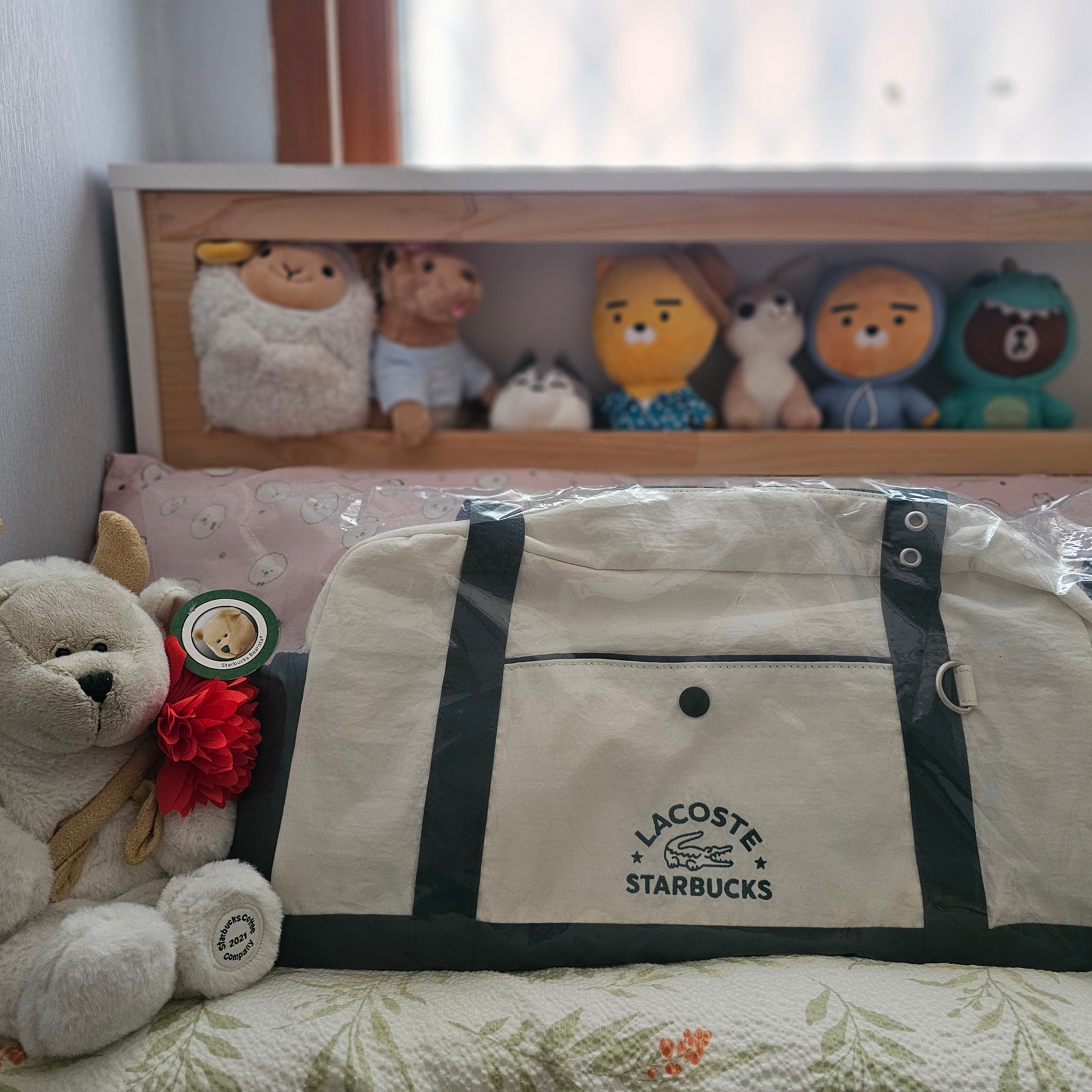 Starbucks x Lacoste Multiple Bag Green 착용 스타일