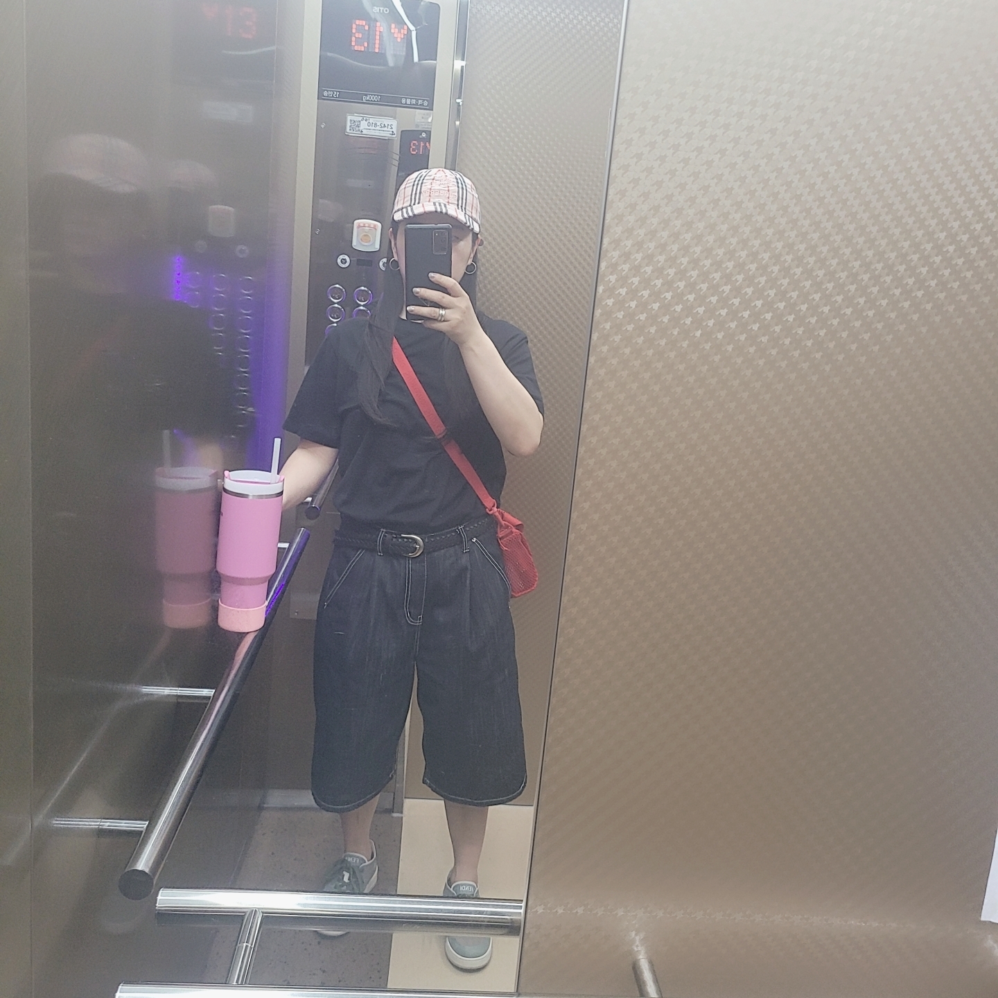 Supreme x Burberry Denim 6-Panel Pink - 22SS, Supreme Mesh Mini Duffle Bag Red - 25SS 착용 스타일