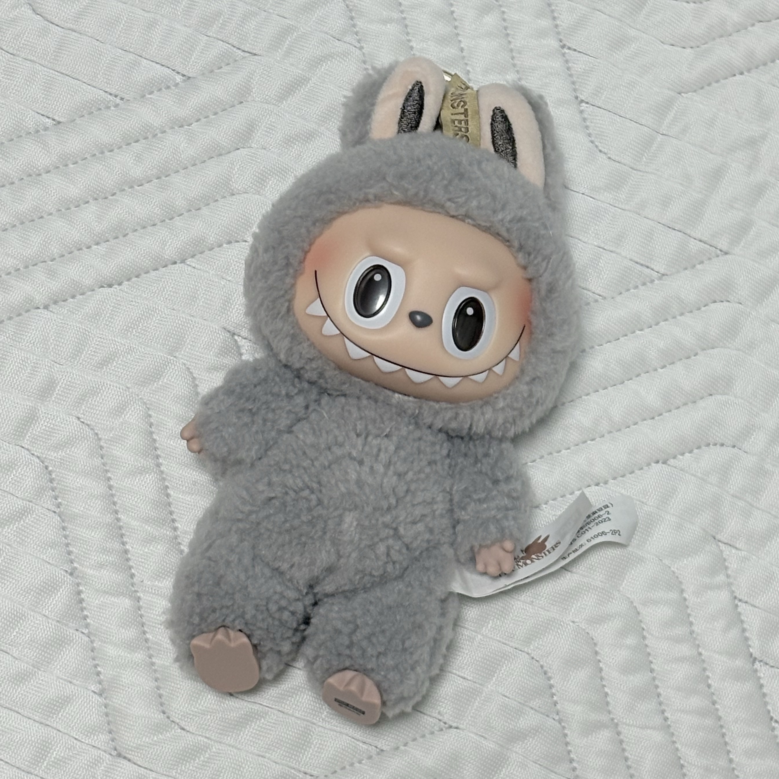 Pop Mart The Monsters Labubu Tasty Macarons Series Sealed Case (1 Blind Box), Pop Mart Labubu The Monsters Labubu Tasty Macarons Series Sesame Bean Keyring (Opened Case) 착용 스타일