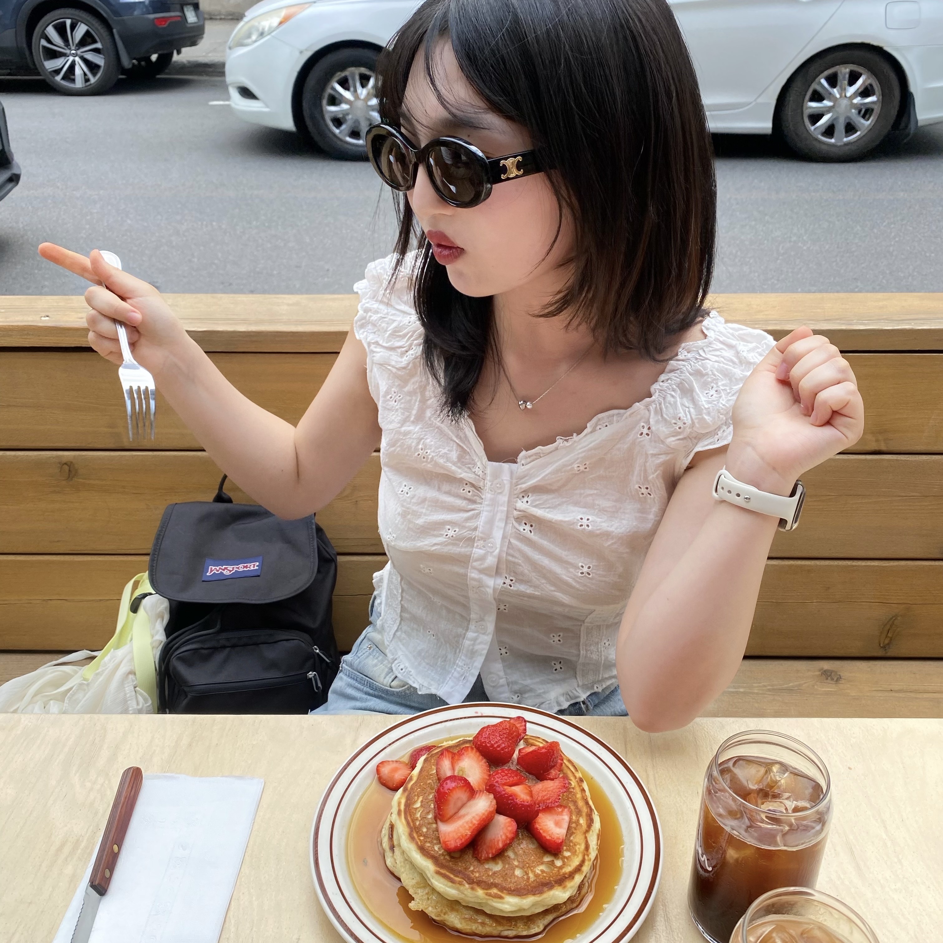 (W) Celine Triomphe 01 Sunglasses in Acetate Black 착용 스타일 - 3