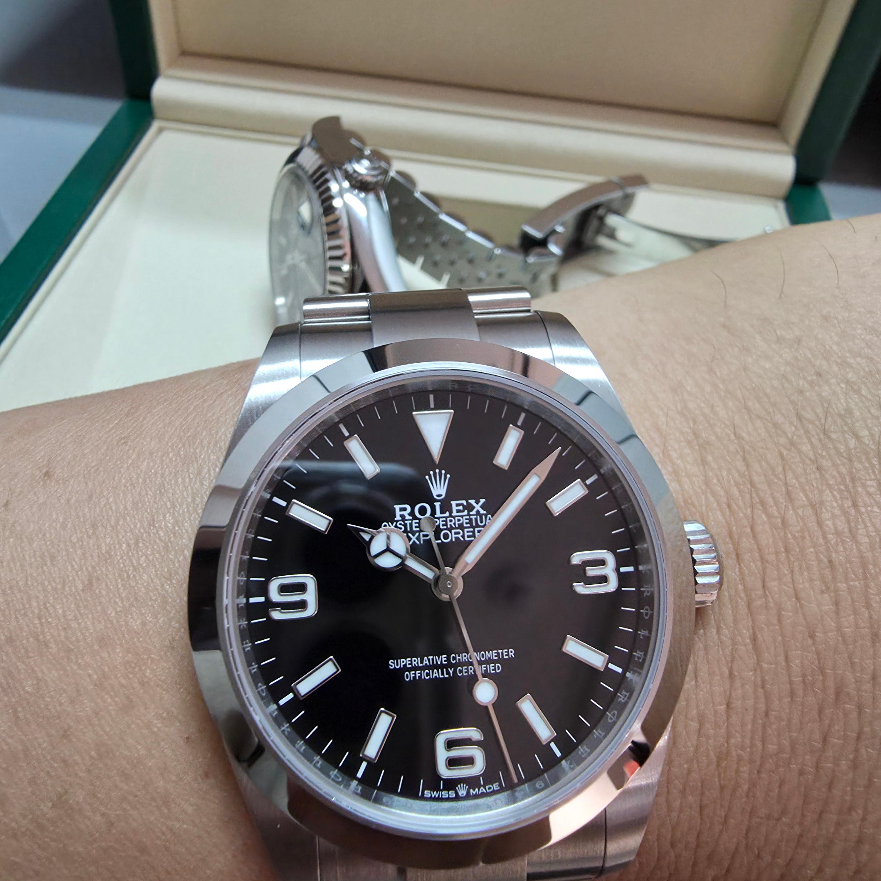 Rolex Explorer 40mm 224270 Black Oyster 착용 스타일 - 4