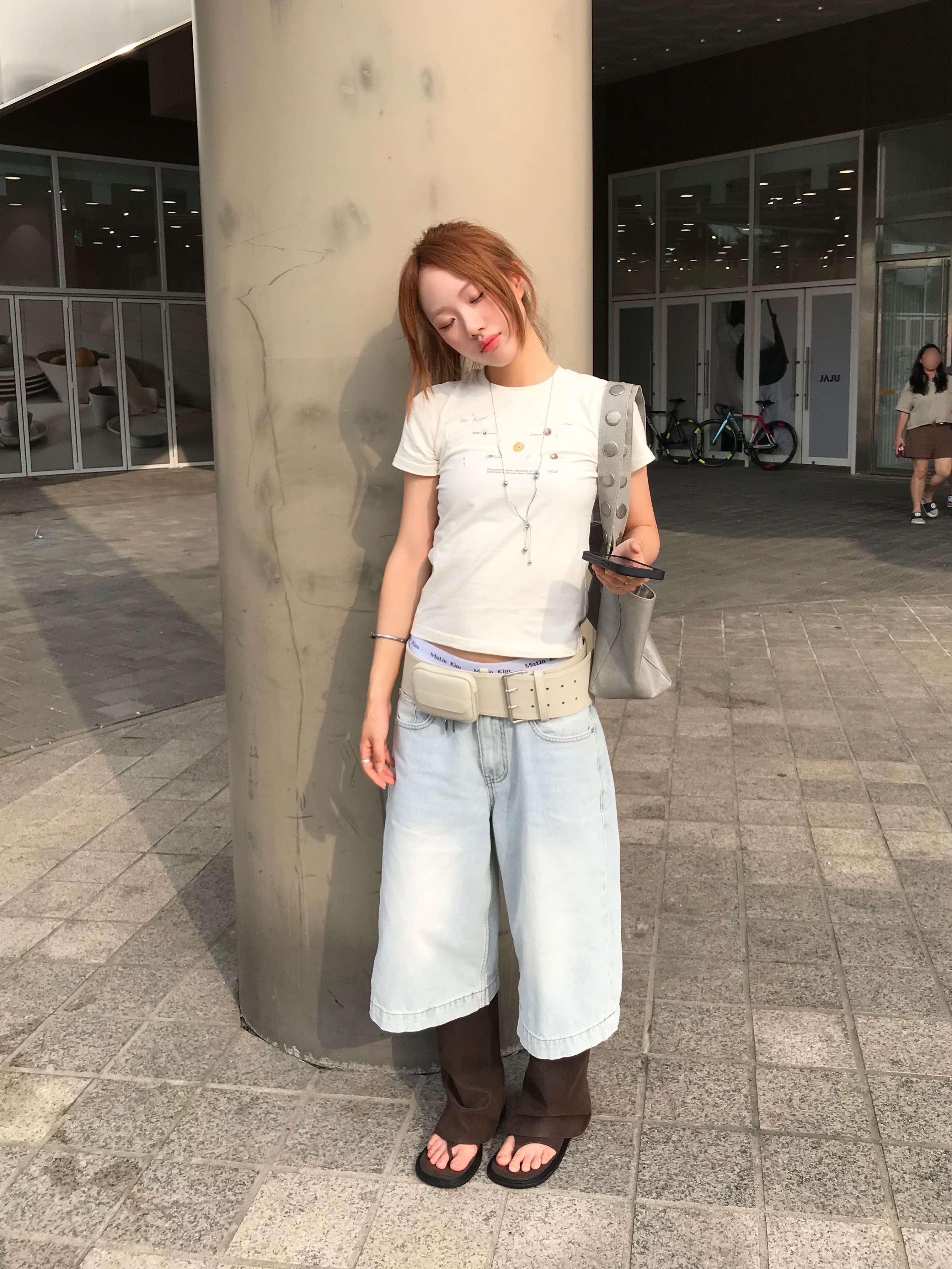 Diagonal Funky Square Shoulder Bag Light Grey 착용 스타일 - 1