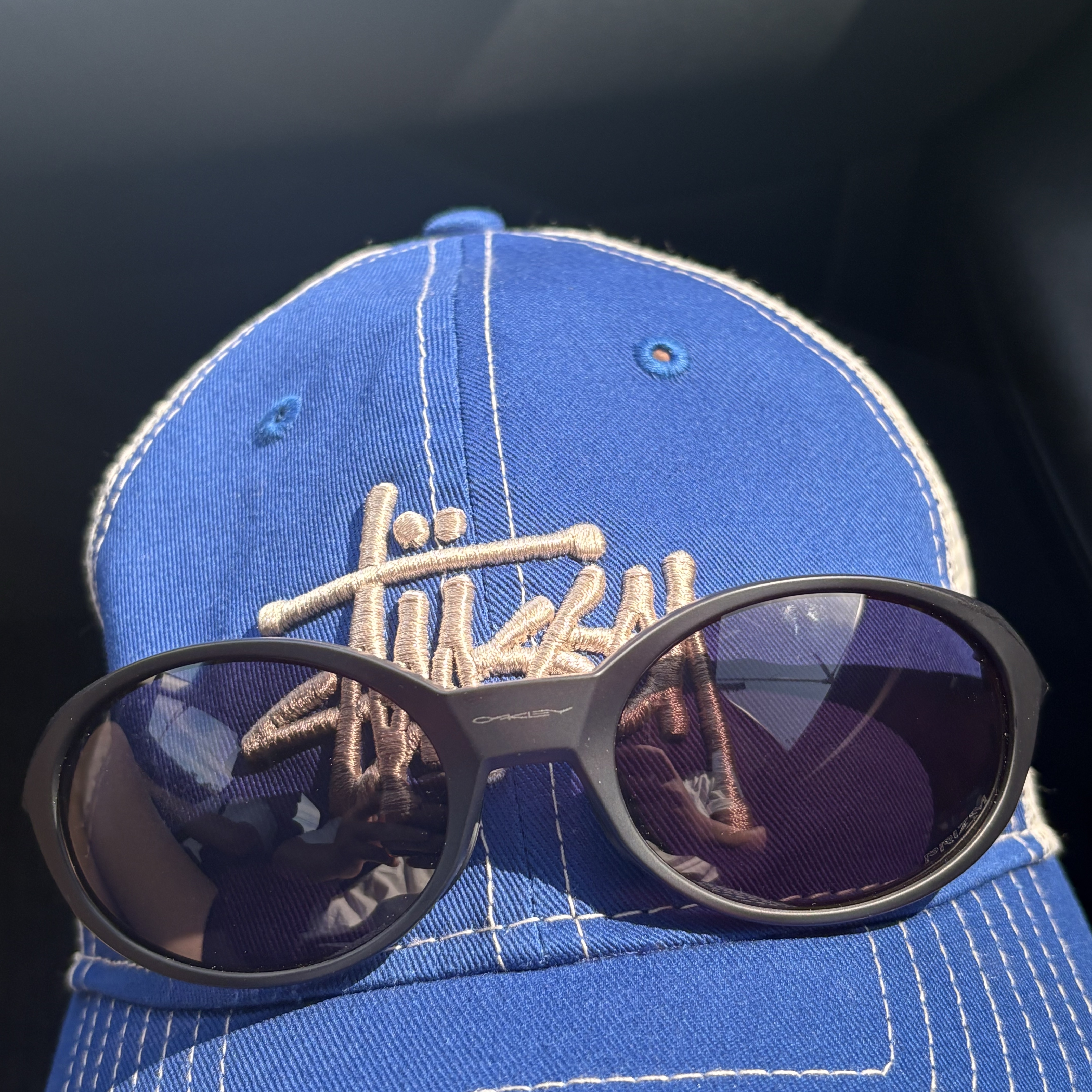 Stussy New Era 9twenty Basic Trucker Bright Royal, Oakley Eye Jacket Redux Matte Black Frame Prizm Grey Lenses High Bridge Fit 착용 스타일