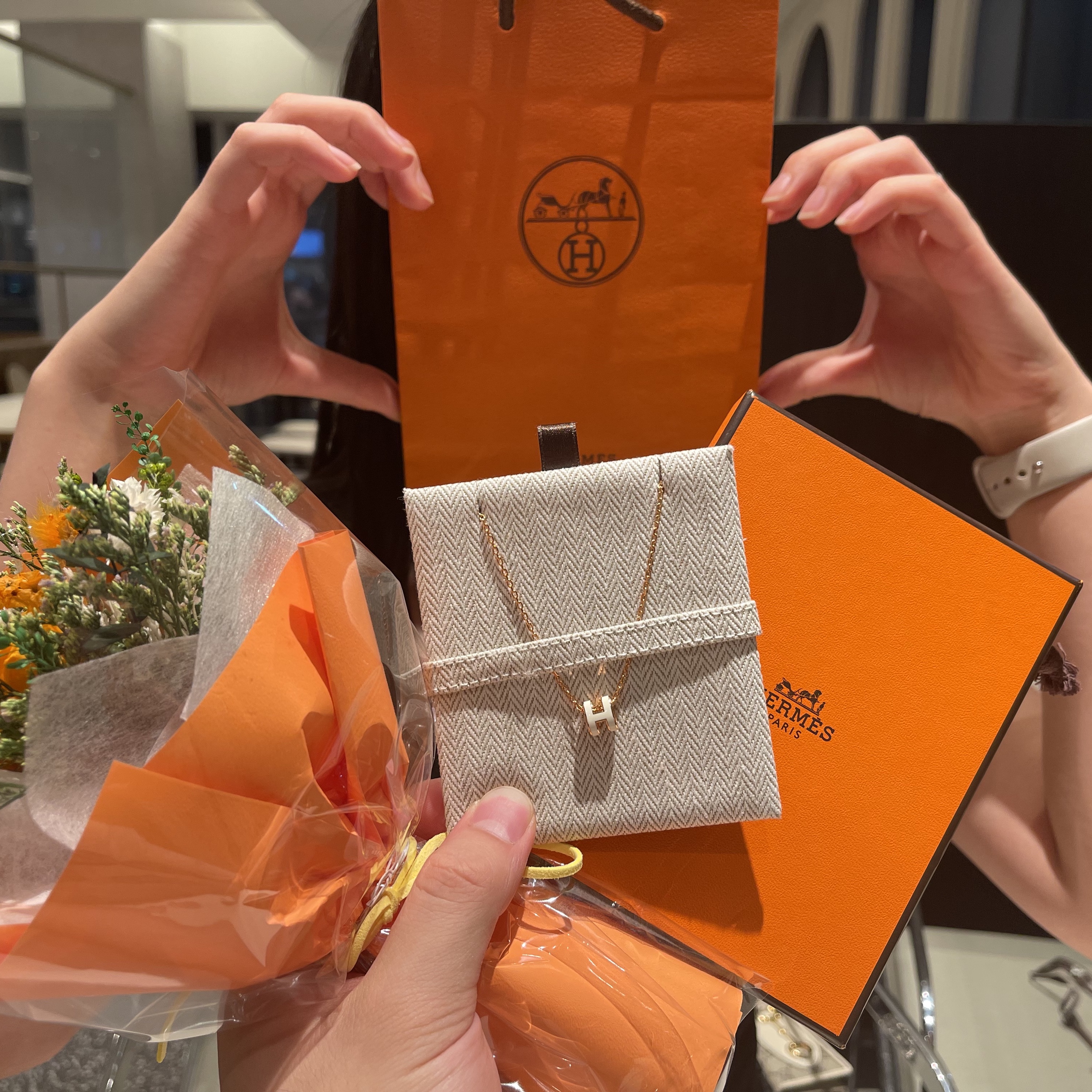 (W) Hermes Mini Pop H Pendant Rose Gold & Blanc 착용 스타일 - 2