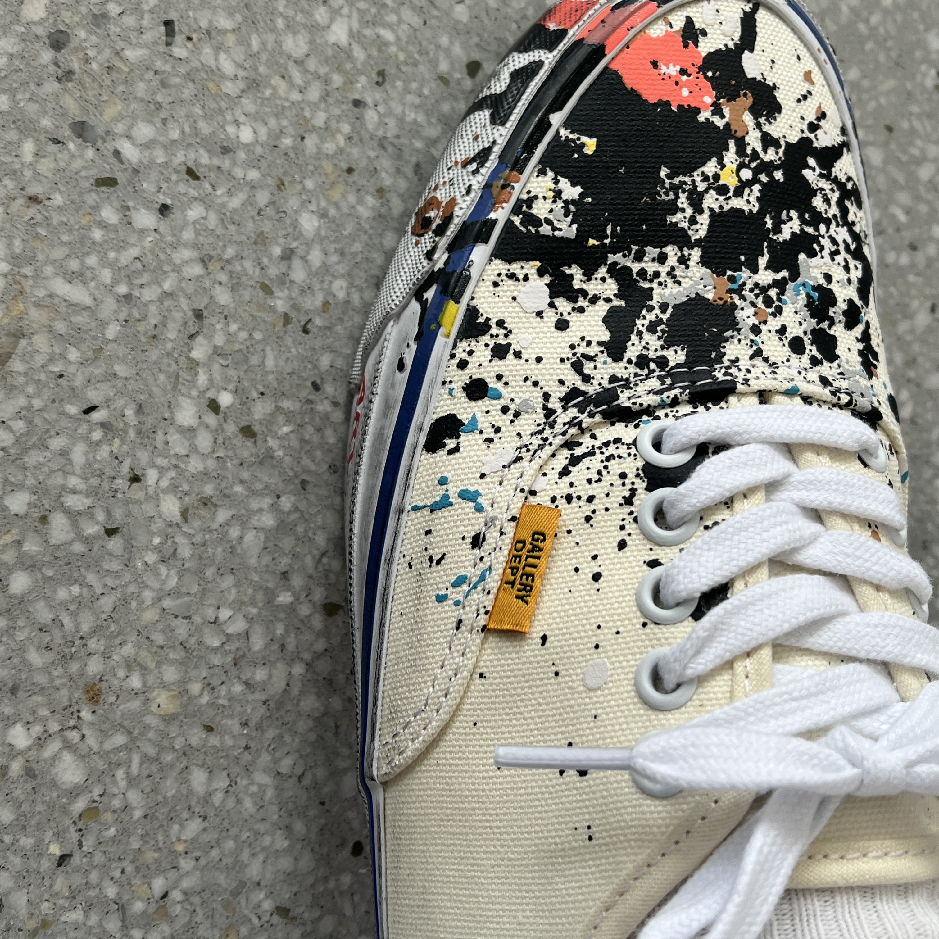 Vans x Gallery Dept. Authentic Reissue 44 Art That Kills 착용 스타일 - 3