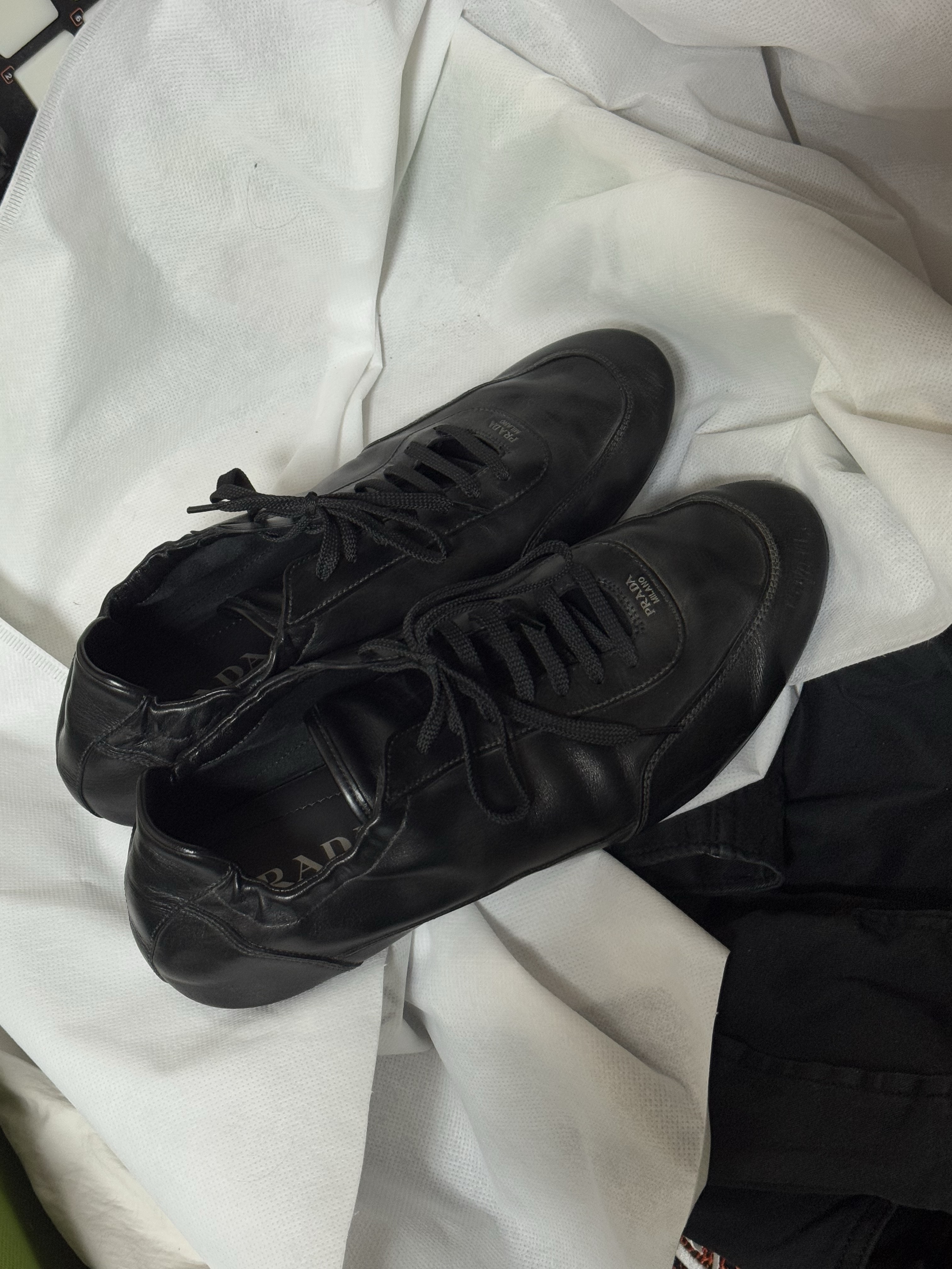 Prada Collapse Leather Sneakers Black 착용 스타일 - 3