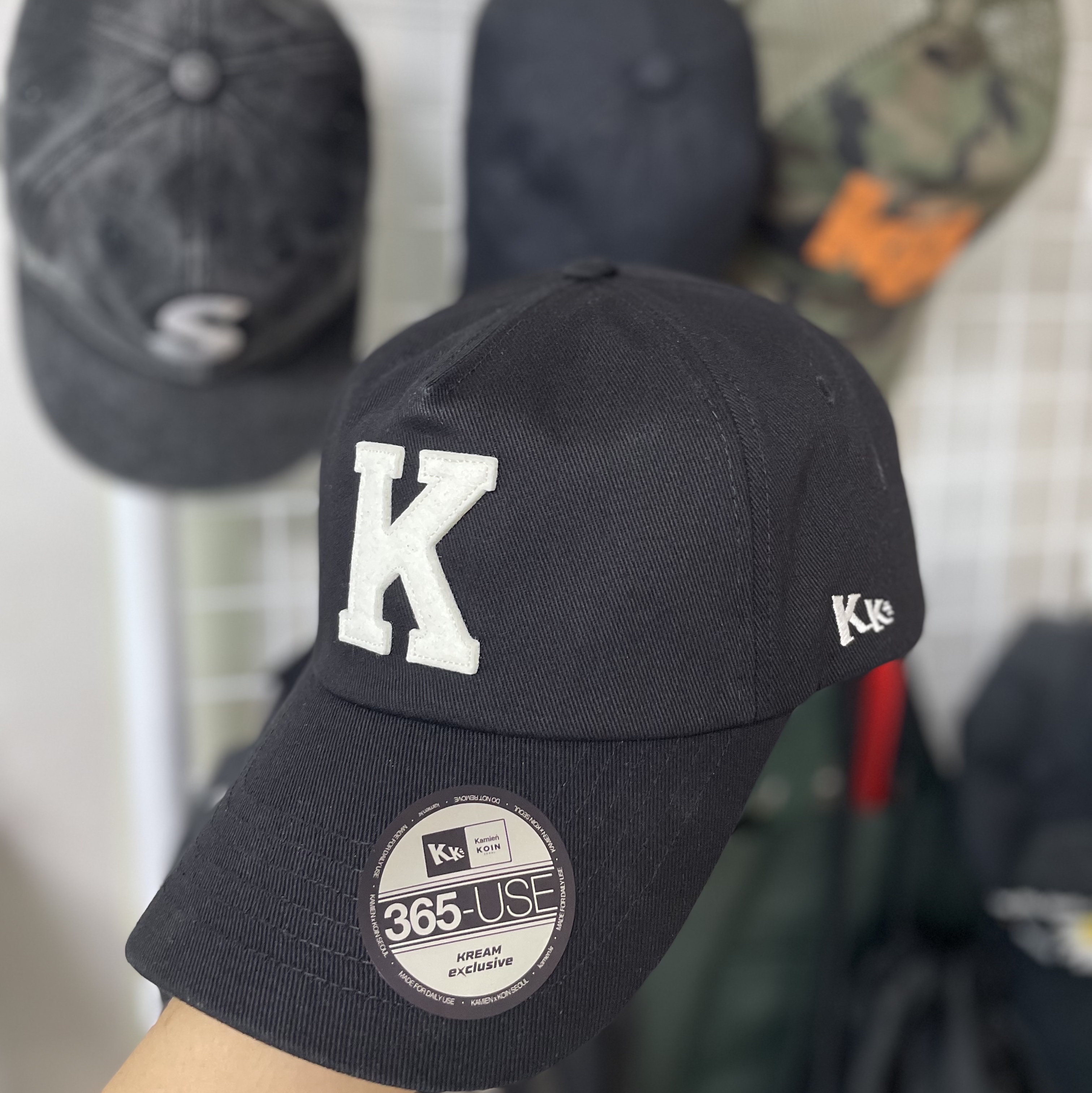 [KREAM 단독] Kamien x KOIN SEOUL K Logo Ball Cap Black 착용 스타일