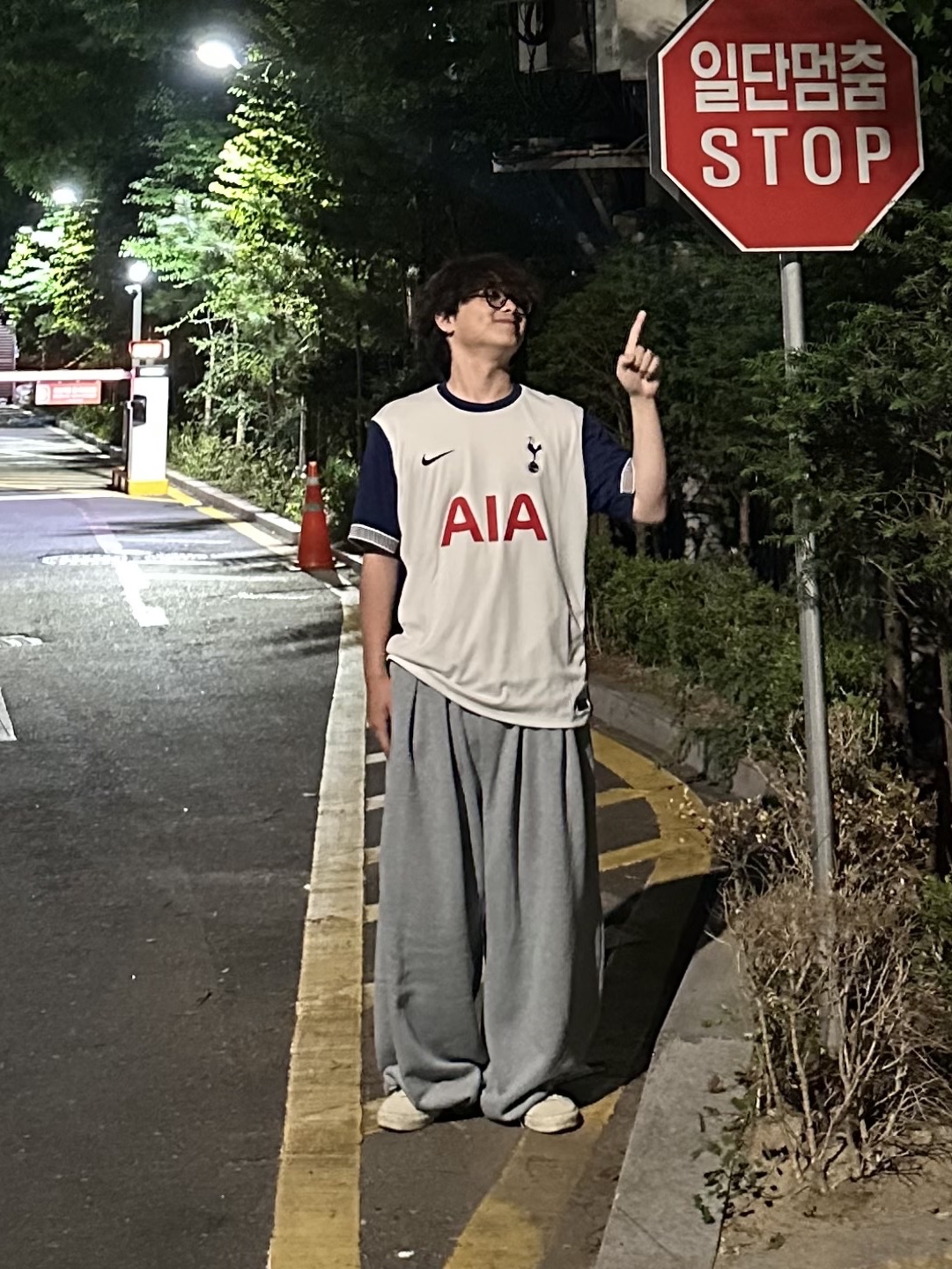 Nike Tottenham Hotspur 2024/25 Dri-Fit Stadium Home Jersey White (Non Marking Ver.), Nike Tottenham Hotspur 2024/25 Dri-Fit ADV Match Home Authentic Jersey White (Non Marking Ver.) 착용 스타일