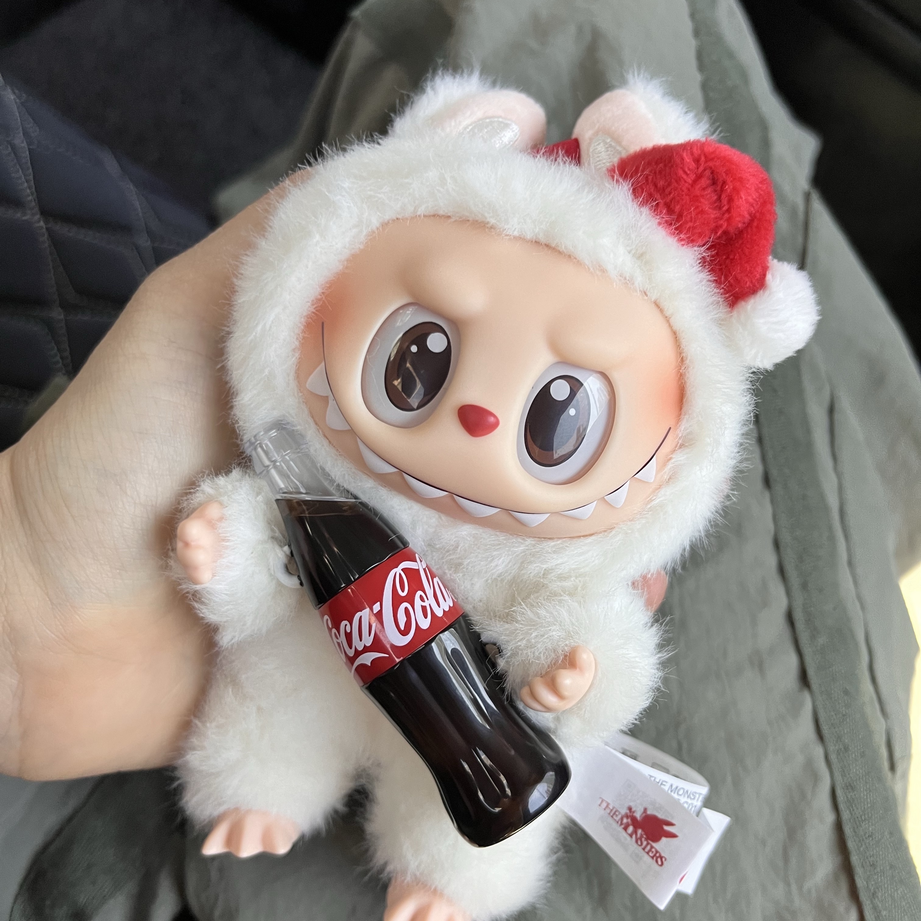 Pop Mart Labubu Coca Cola Series Keyring Sealed Case (6 Blind Boxes) 착용 스타일