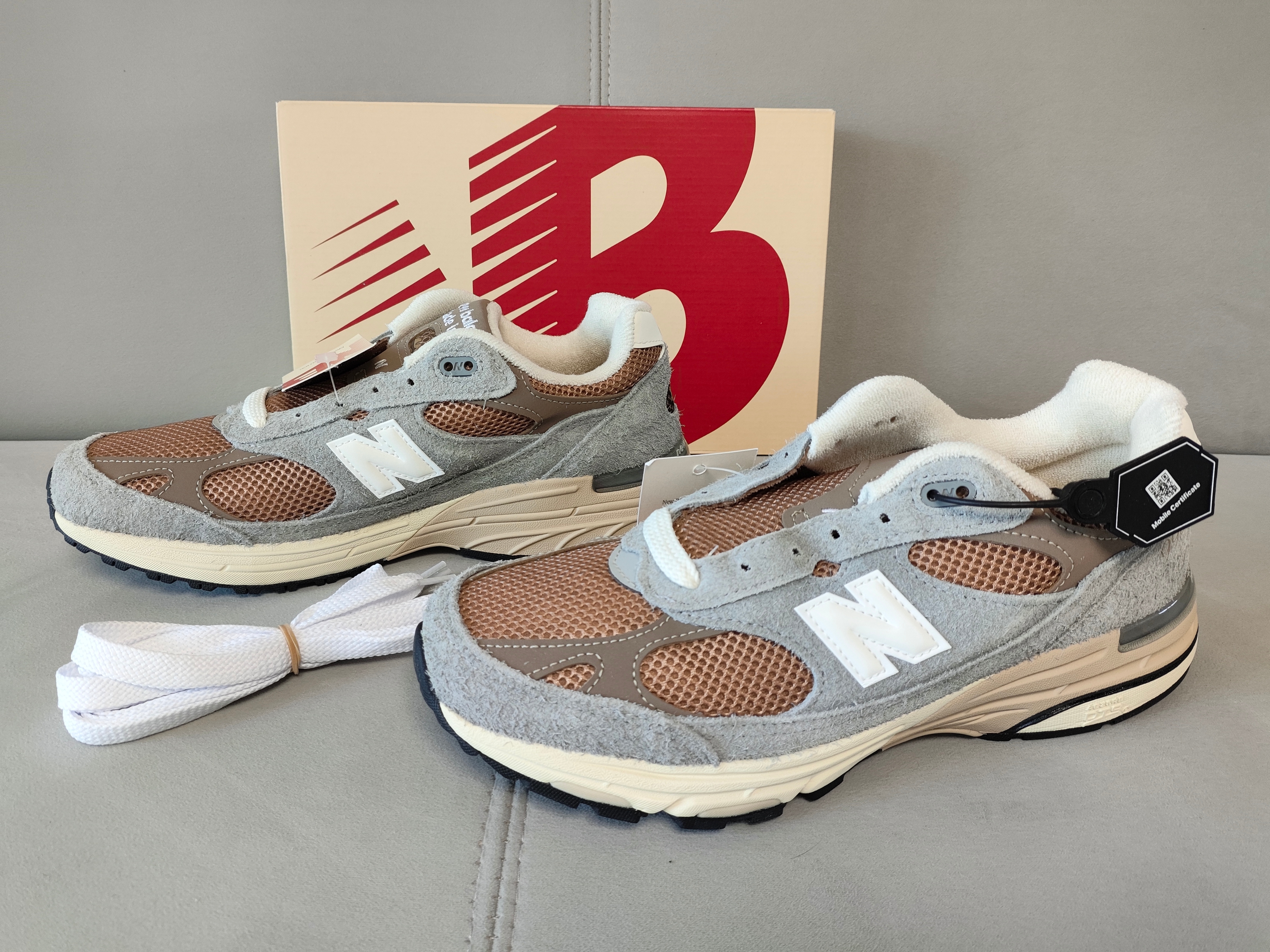 New Balance 993 Made in USA Shadow Grey Driftwood 착용 스타일 - 1