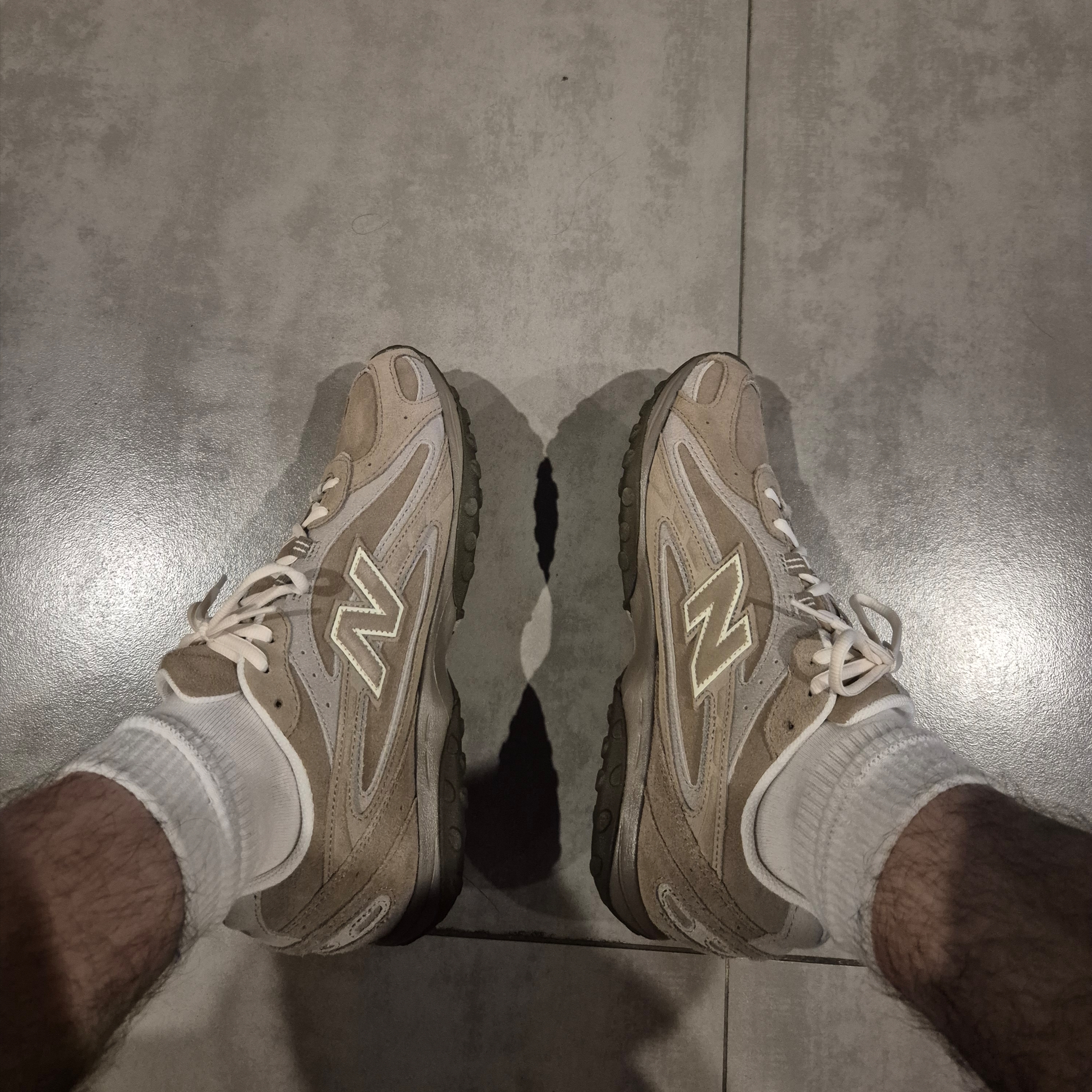 New Balance 204L Suede Mushroom Arid Stone 착용 스타일 - 2