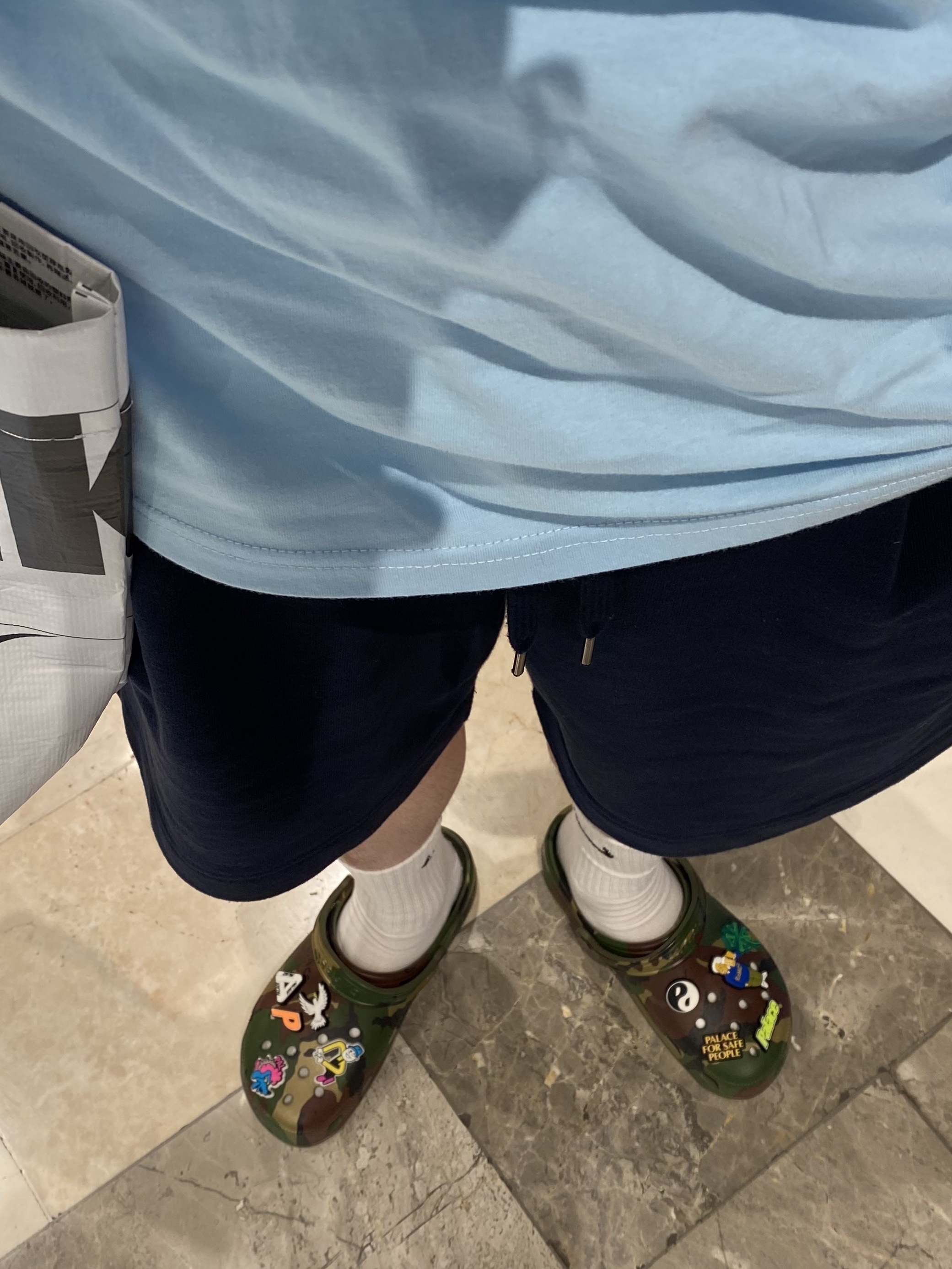 Crocs x Palace Classic Clog Woodland Camo, (W) Mischief FW Rhombus Running Cap Grey 착용 스타일 - 2