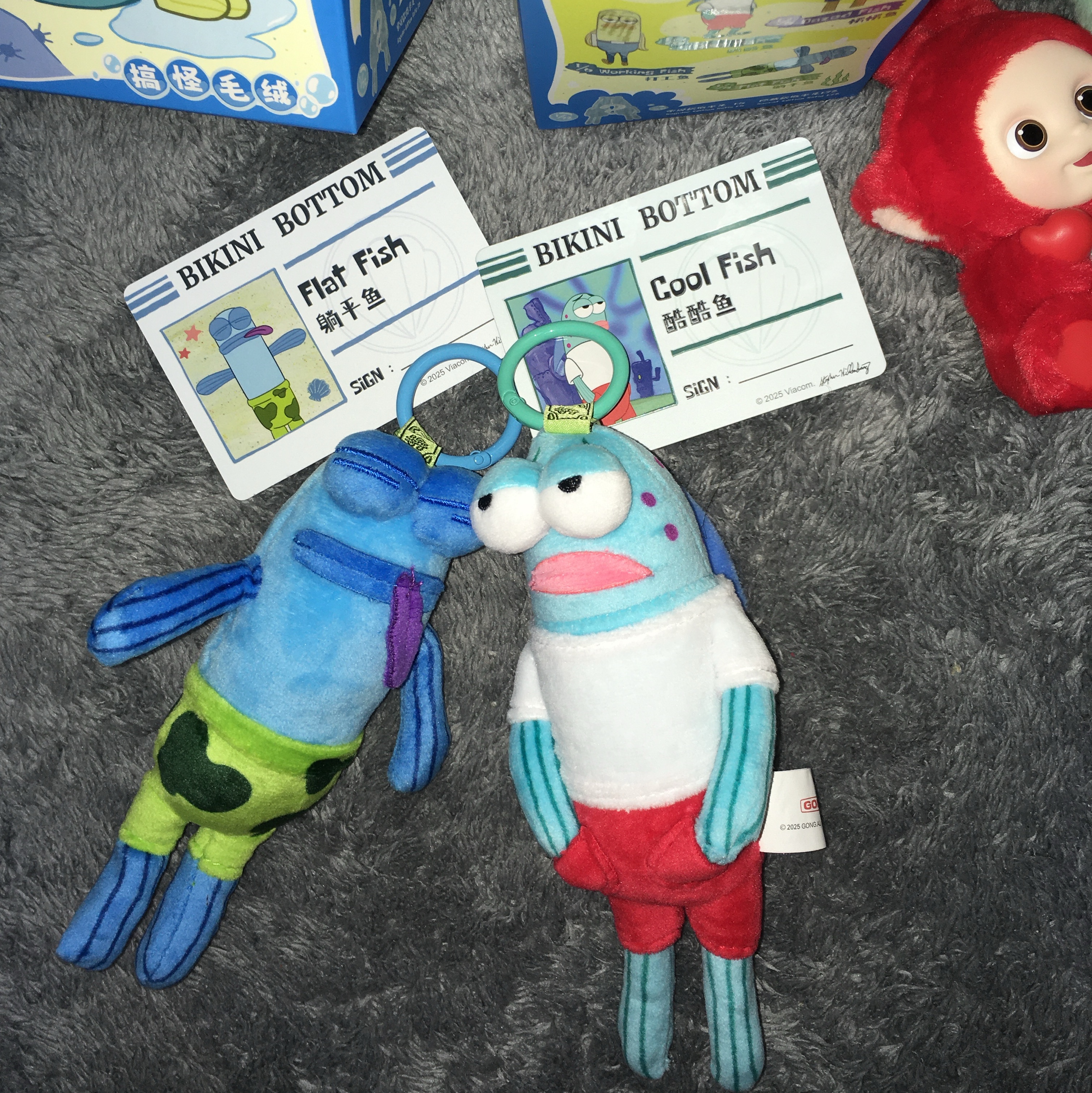 Pop Mart Bikini Bottom Buddies Whimsical Plush Cool Fish (Opened Case), Pop Mart Bikini Bottom Buddies Whimsical Plush Flat Fish (Opened Case) 착용 스타일