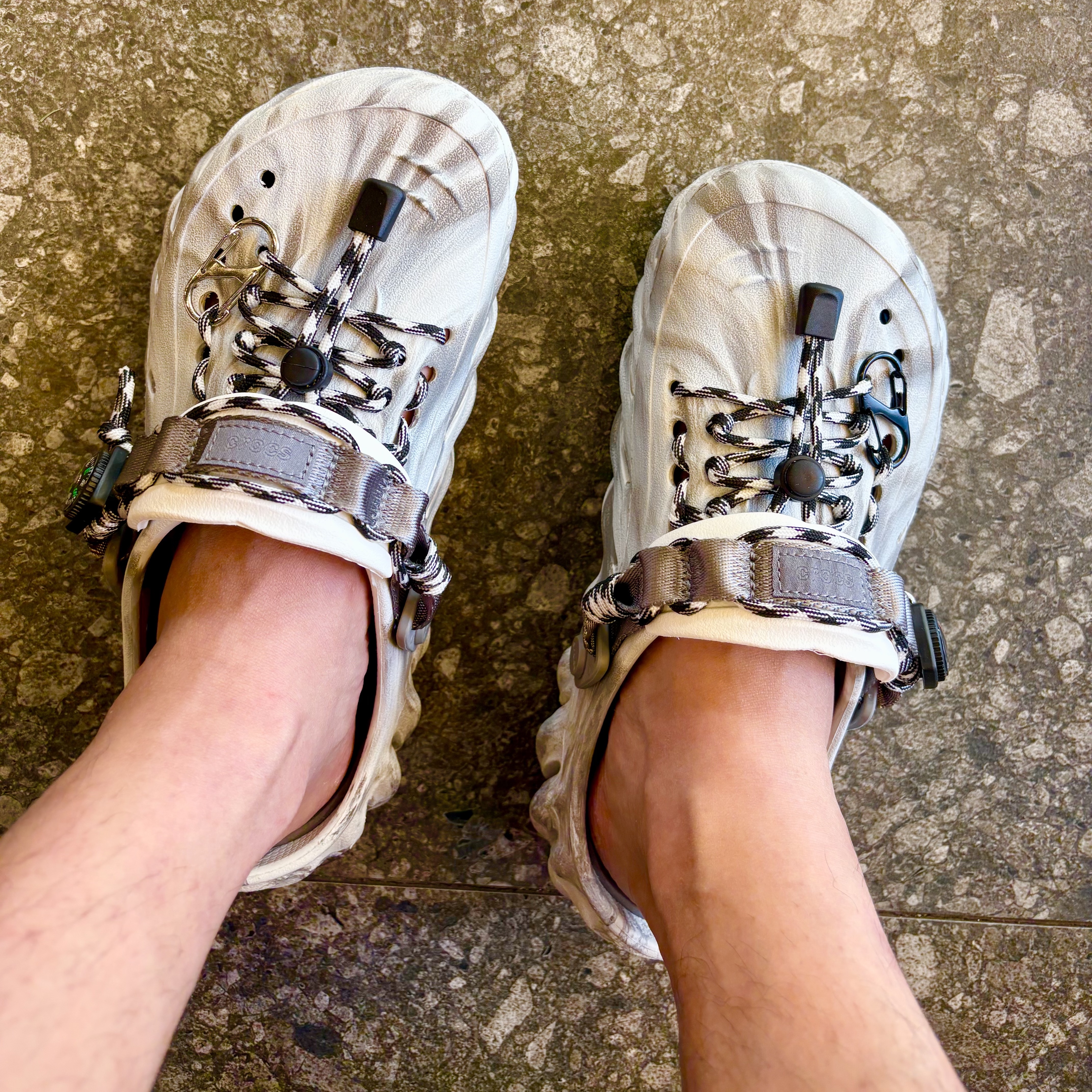 Crocs Echo Marbled Clog Moonlight Multi 착용 스타일