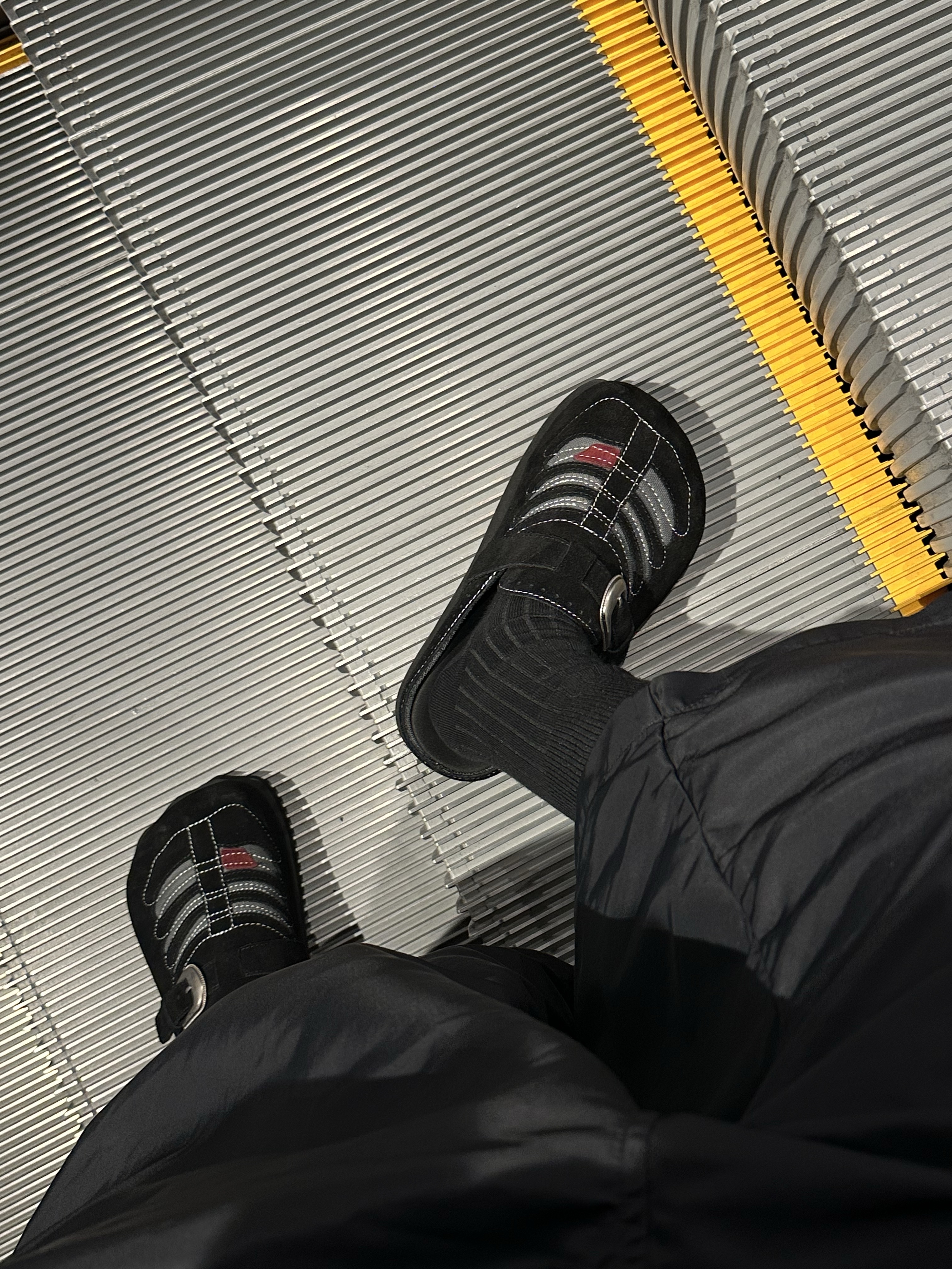 Civision by CSC Double Collar Polo Black, MJD Re-Nylon Wide Carpenter Bermuda Pants Black 착용 스타일 - 1