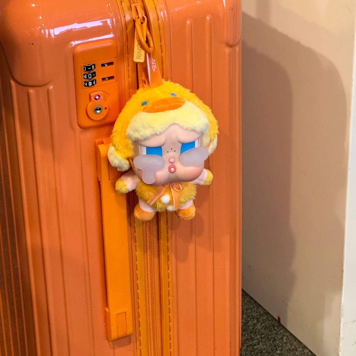 Pop Mart Crybaby Crying Again Series Plush Keyring Duck You (Opened Case) 착용 스타일