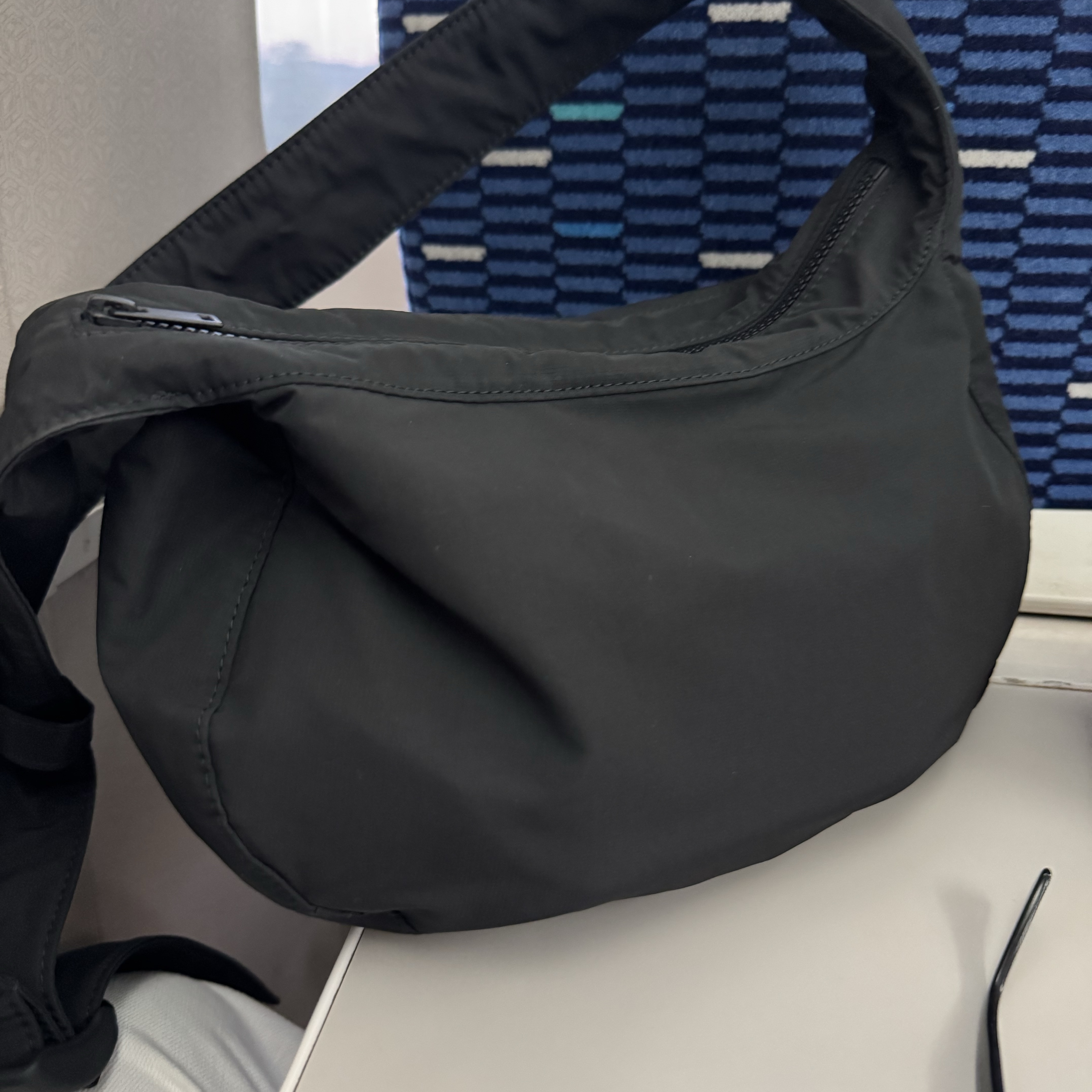 COS Nylon Crossbody Saddle Bag Black 착용 스타일