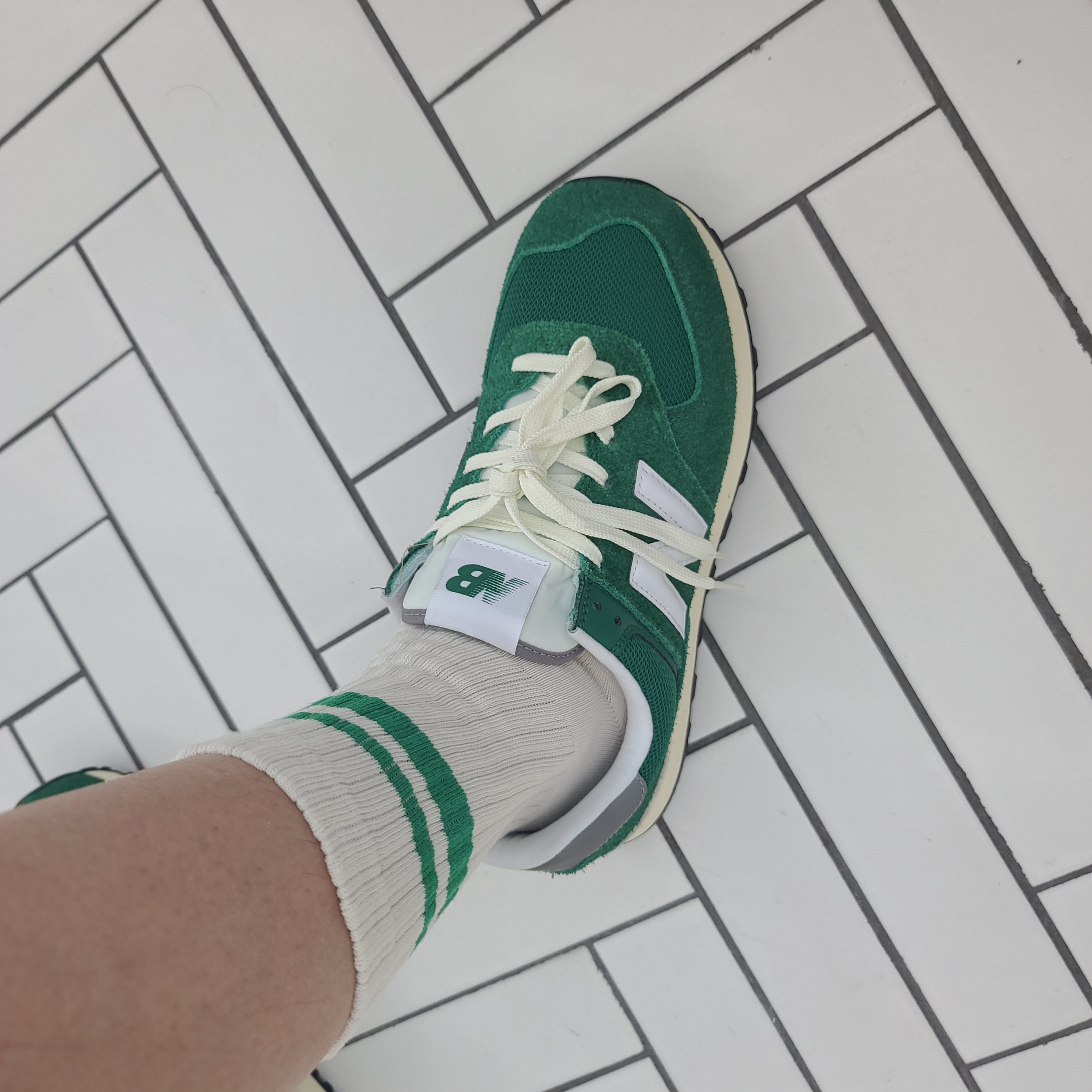 New Balance 574 Heritage Grass Green 착용 스타일 - 2