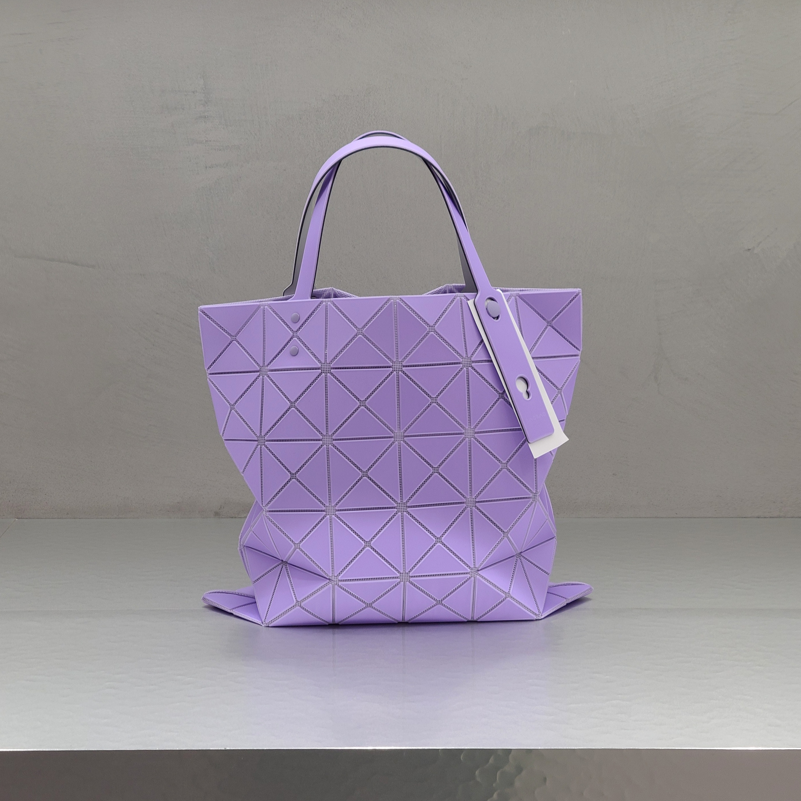Bao Bao Issey Miyake Lucent One-Tone Tote Bag Mint Green, Bao Bao Issey Miyake Lucent One-Tone Tote Bag Light Blue 착용 스타일 - 3